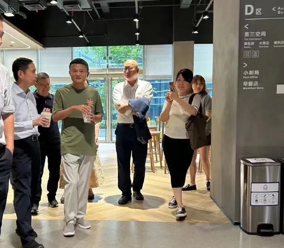 張勇中午宣布退任阿里CEO　馬雲下午即訪阿里雲　二人齊飲咖啡