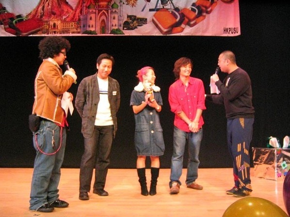 多年前,容羨媛(中)參加大專歌唱比賽,與已故藝人陳積榮(右二)合唱,比賽司儀就是Bob(右一),當年Bob仍然有頭髮!(Instagram:fiyung) 多年前,容羨媛(中)參加大專歌唱比賽,與已故藝人陳積榮(右二)合唱,比賽司儀就是Bob(右一),當年Bob仍然有頭髮!(Instagram:fiyung)