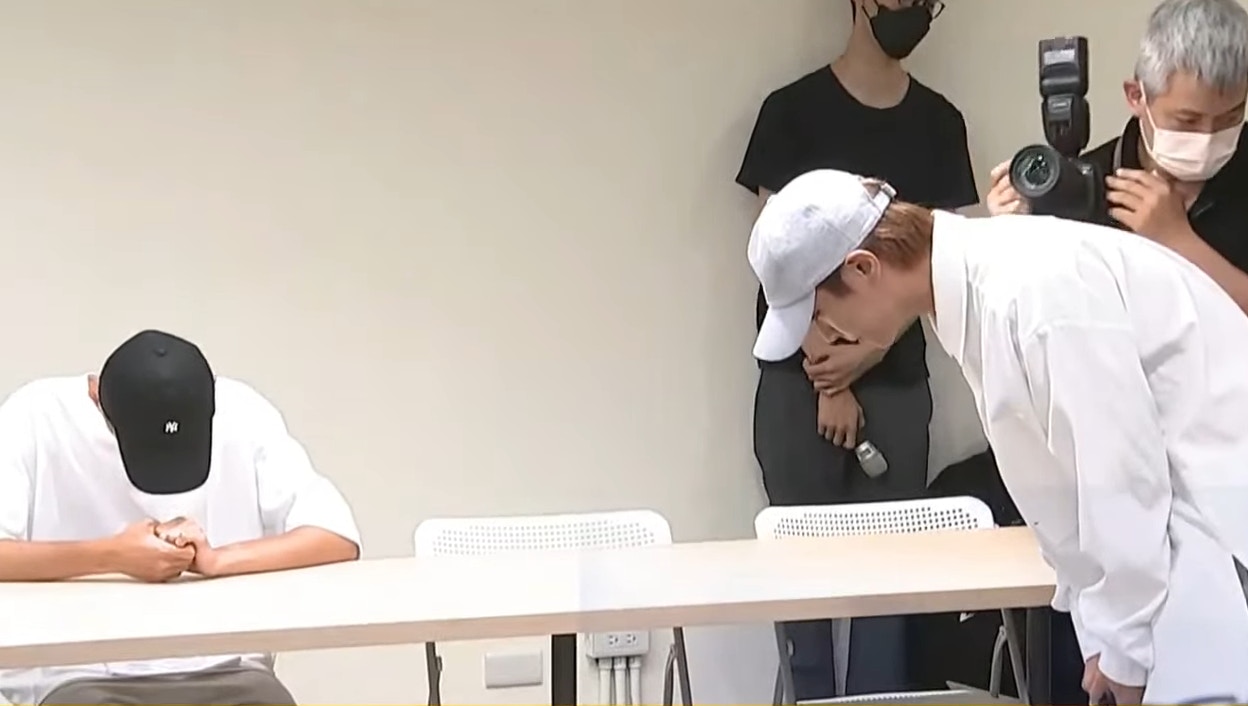 今午炎亞綸突然現身記招,深深鞠躬對耀樂道歉。(影片截圖) 今午炎亞綸突然現身記招,深深鞠躬對耀樂道歉。(影片截圖)