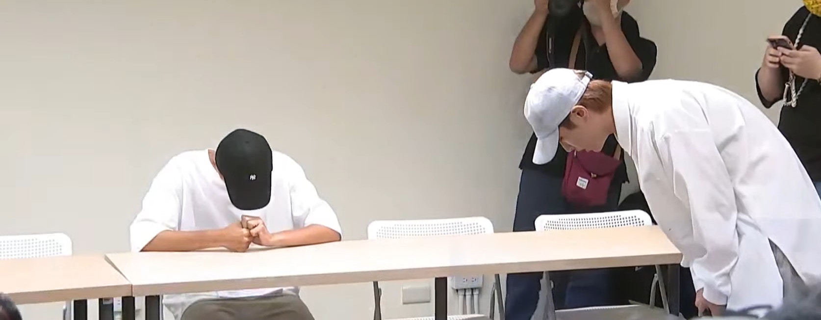 今午炎亞綸突然現身記招,深深鞠躬對耀樂道歉。(影片截圖) 今午炎亞綸突然現身記招,深深鞠躬對耀樂道歉。(影片截圖)