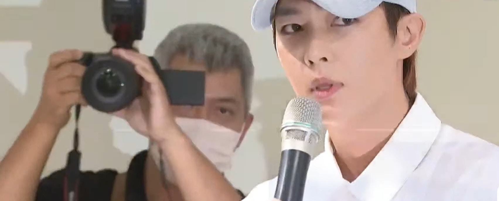 今午炎亞綸突然現身記招,深深鞠躬對耀樂道歉。(影片截圖) 今午炎亞綸突然現身記招,深深鞠躬對耀樂道歉。(影片截圖)