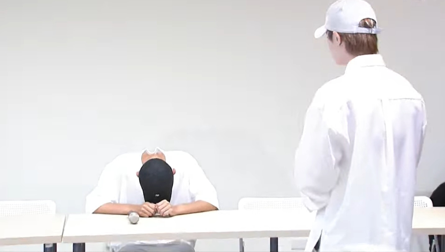 今午炎亞綸突然現身記招,深深鞠躬對耀樂道歉。(影片截圖) 今午炎亞綸突然現身記招,深深鞠躬對耀樂道歉。(影片截圖)