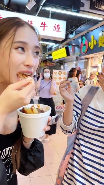 何超蓮與友人一起「掃街」(影片截圖) 何超蓮與友人一起「掃街」(影片截圖)