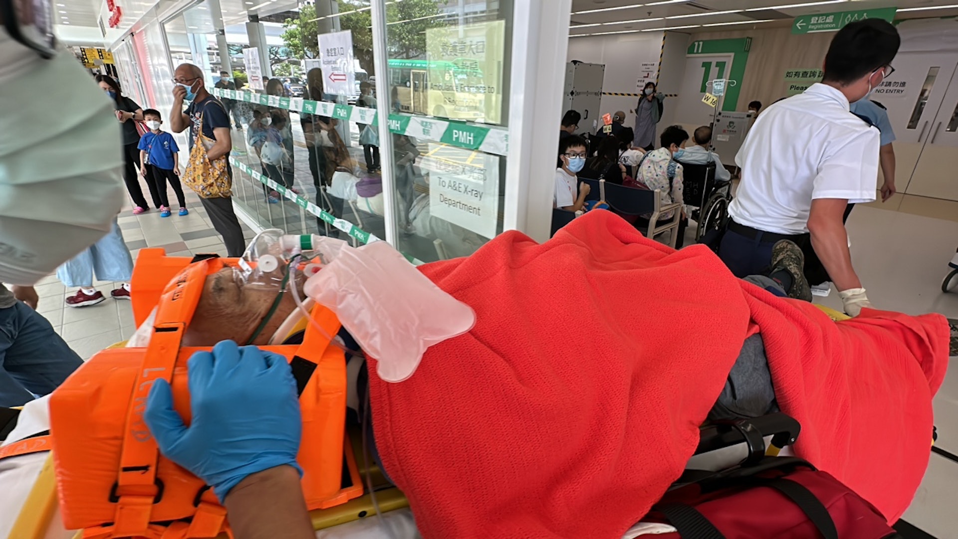 男事主到荔枝山路摘荔枝,期間大樹塌下被壓住,動彈不得。(馬耀文攝) 男事主到荔枝山路摘荔枝,期間大樹塌下被壓住,動彈不得。(馬耀文攝)