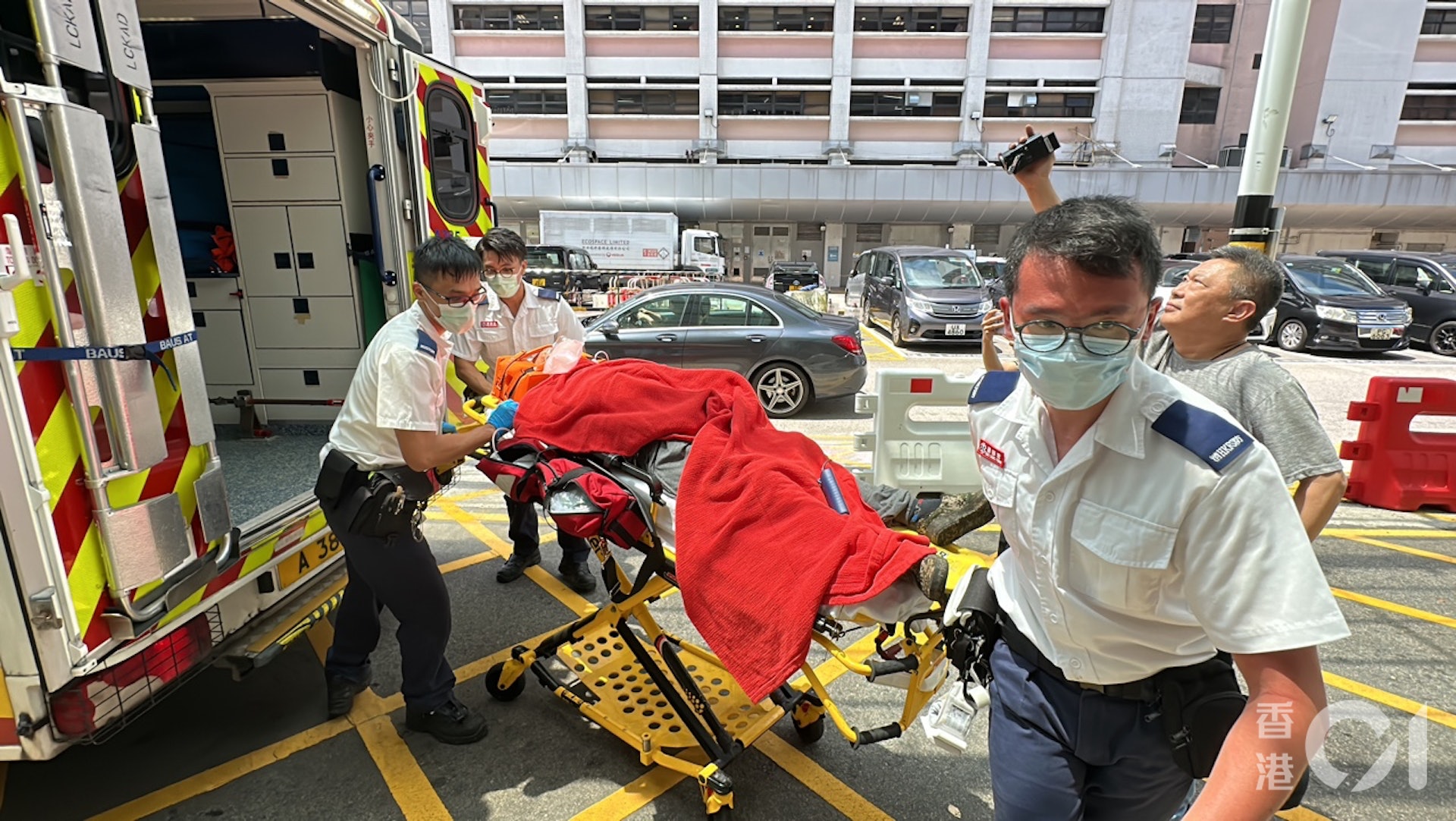 男事主到荔枝山路摘荔枝,期間大樹塌下被壓住,動彈不得。(馬耀文攝) 男事主到荔枝山路摘荔枝,期間大樹塌下被壓住,動彈不得。(馬耀文攝)