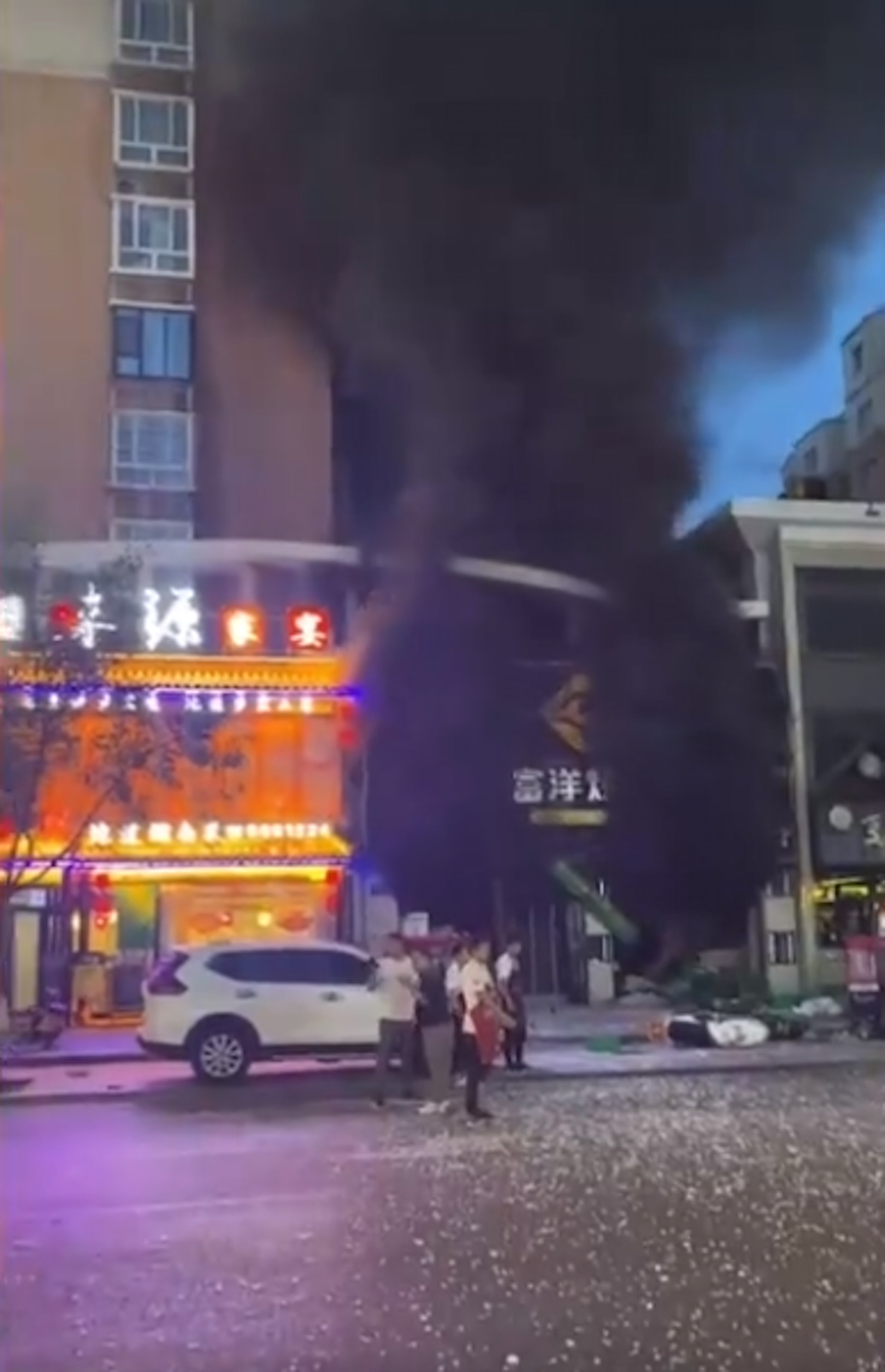 寧夏銀川市一家燒烤店操作間液化石油氣(液化氣罐)洩漏引發爆炸,現場濃煙沖天。(影片截圖) 寧夏銀川市一家燒烤店操作間液化石油氣(液化氣罐)洩漏引發爆炸,現場濃煙沖天。(影片截圖)
