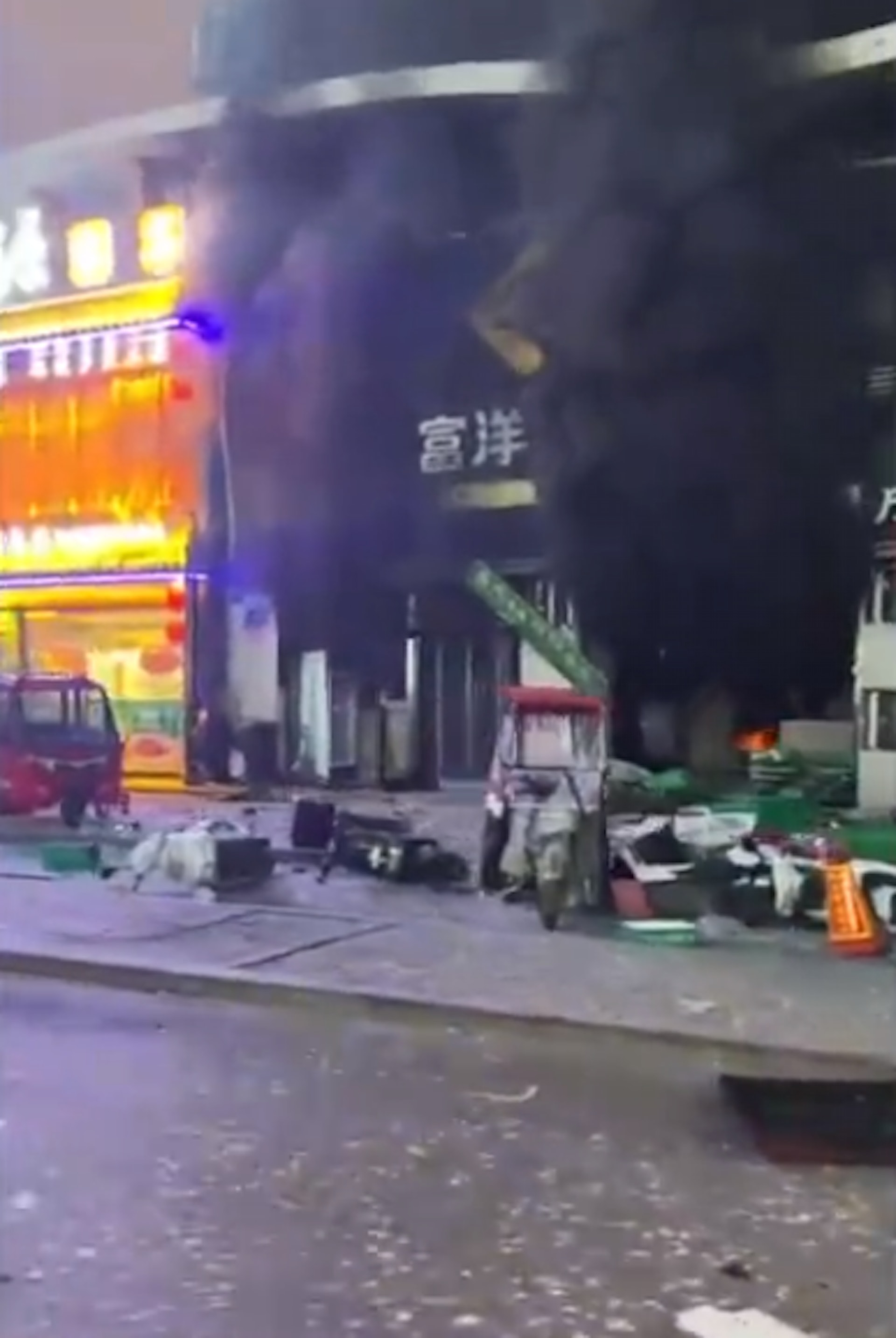 寧夏銀川市一家燒烤店操作間液化石油氣(液化氣罐)洩漏引發爆炸,現場濃煙沖天。(影片截圖) 寧夏銀川市一家燒烤店操作間液化石油氣(液化氣罐)洩漏引發爆炸,現場濃煙沖天。(影片截圖)
