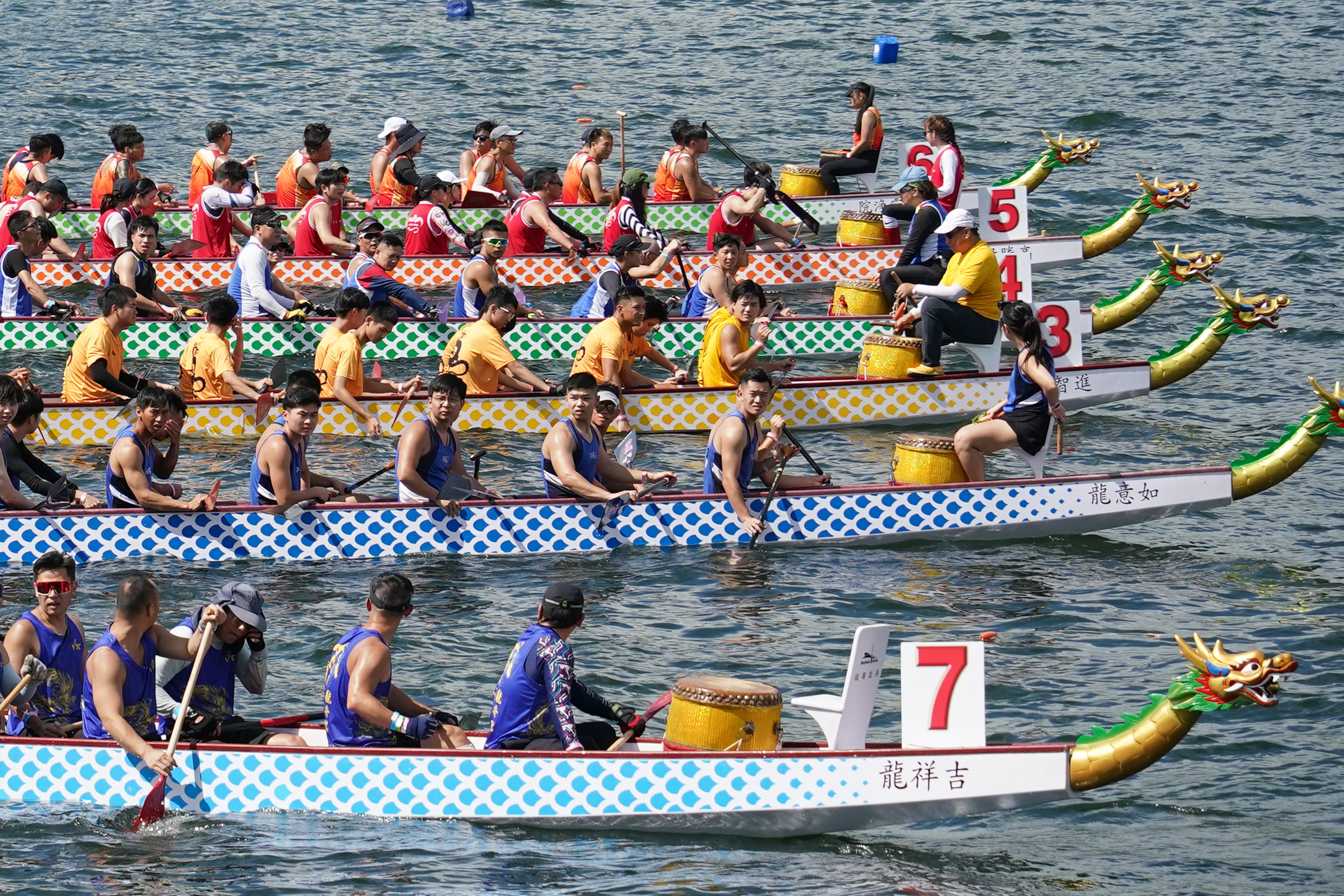 6月22日為新冠疫後首個端午節，大埔海濱龍舟競渡再度舉辦，龍舟健兒渾身解數，加爭好成績。（林靄怡攝)