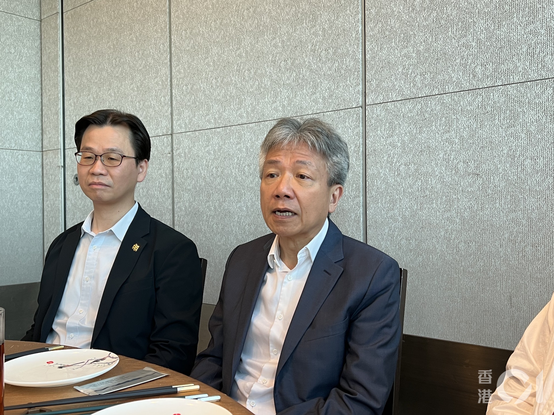 而2019年的反修例風波,香港所有大學都受到波及,張仁良指當時有三名學生被捕,他憶述當時到羈留所探望學生,「拎個電話傾,個小朋友一見到我就喊,我心都實埋。」(馬煒傑攝) 而2019年的反修例風波,香港所有大學都受到波及,張仁良指當時有三名學生被捕,他憶述當時到羈留所探望學生,「拎個電話傾,個小朋友一見到我就喊,我心都實埋。」(馬煒傑攝)
