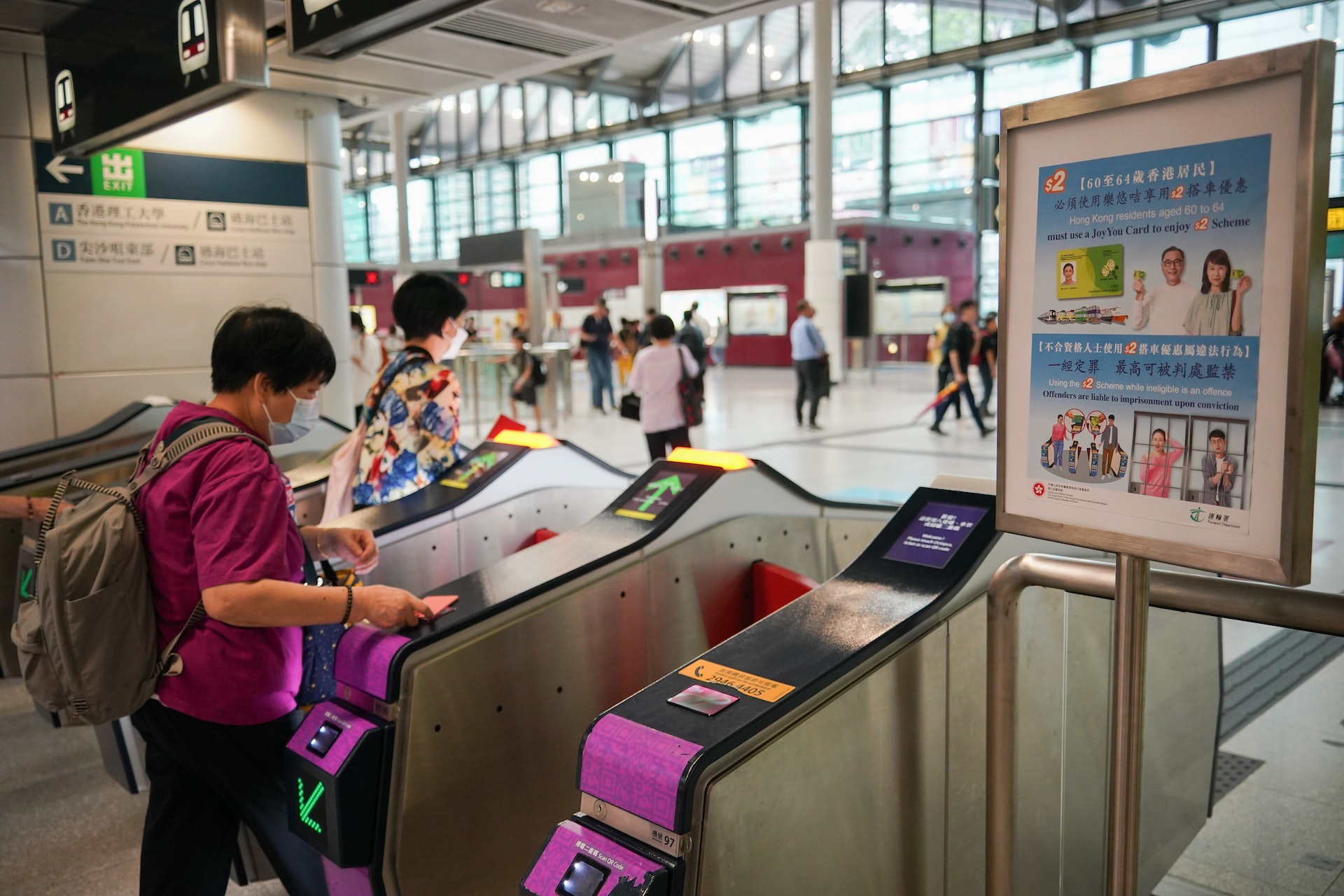 運輸署將聯同公共交通營辦商職員及外判保安,6月26日起展開全港打擊違規使用2元優惠行動,為期兩個月。(林靄怡攝) 運輸署將聯同公共交通營辦商職員及外判保安,6月26日起展開全港打擊違規使用2元優惠行動,為期兩個月。(林靄怡攝)