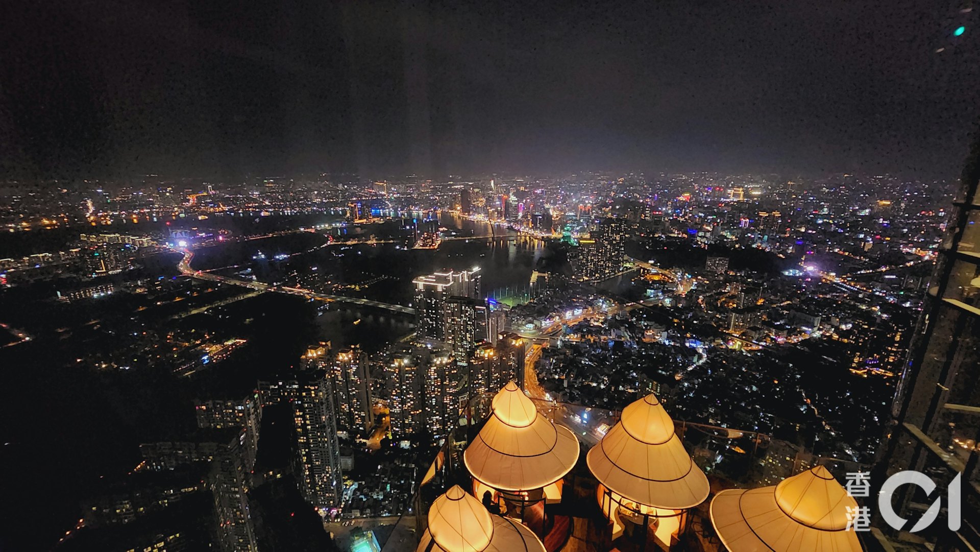 五光十色的胡志明市(何以諾攝) 五光十色的胡志明市(何以諾攝)