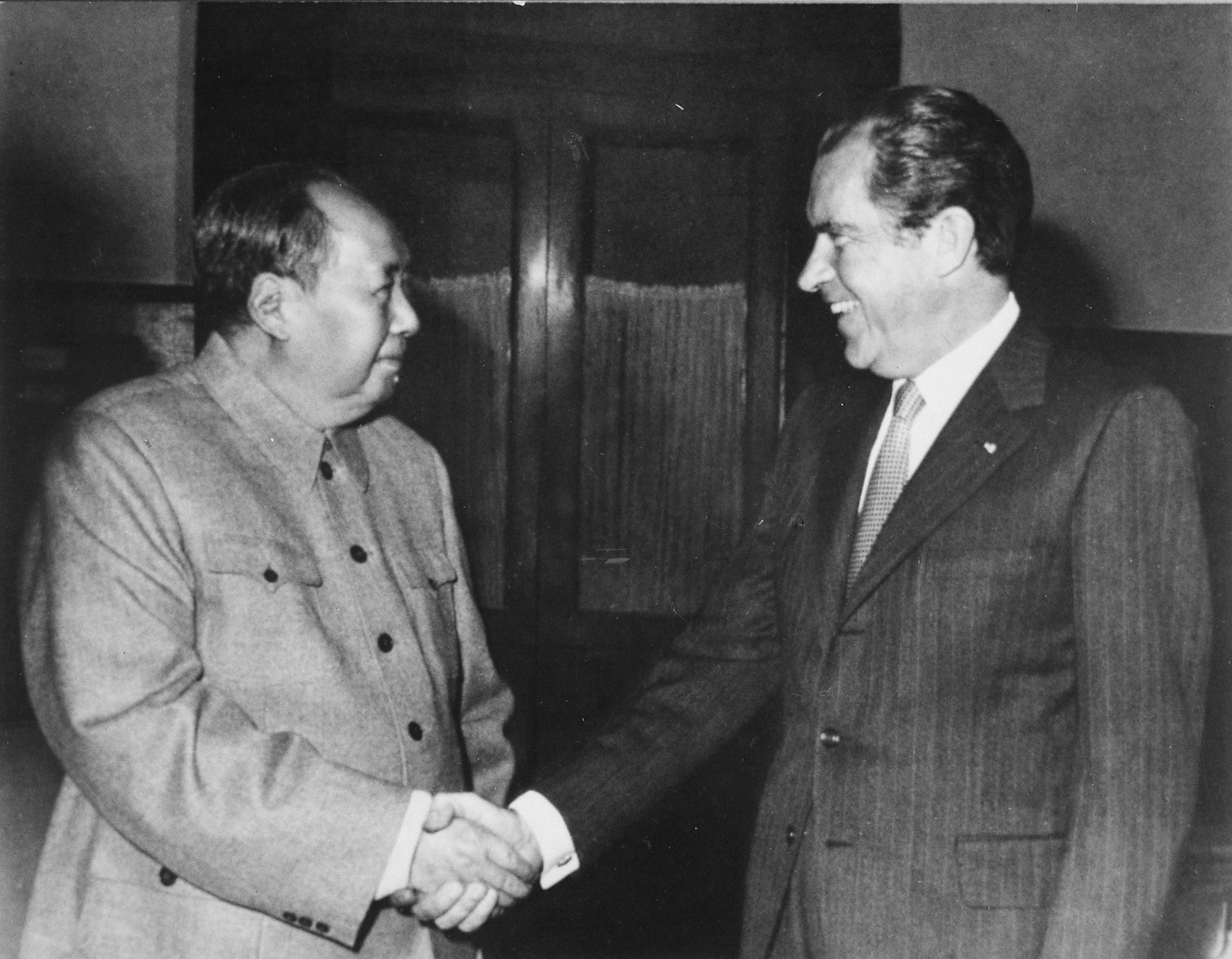 圖為美國前總統尼克遜(Richard Nixon)1972年2月21日訪問中國期間,與毛澤東握手。(美國聯邦政府)