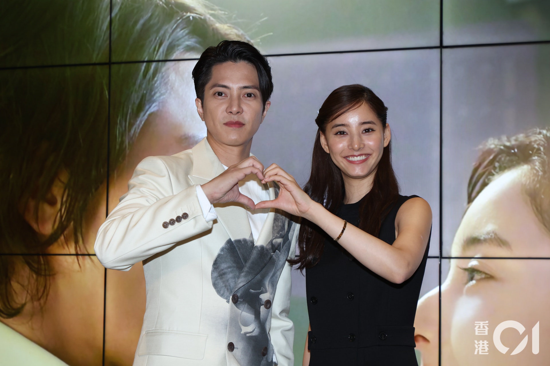 《看不見聽不見也愛你》男女主角山下智久與新木優子,合照時大派心心!(葉志明 攝) 《看不見聽不見也愛你》男女主角山下智久與新木優子,合照時大派心心!(葉志明 攝)