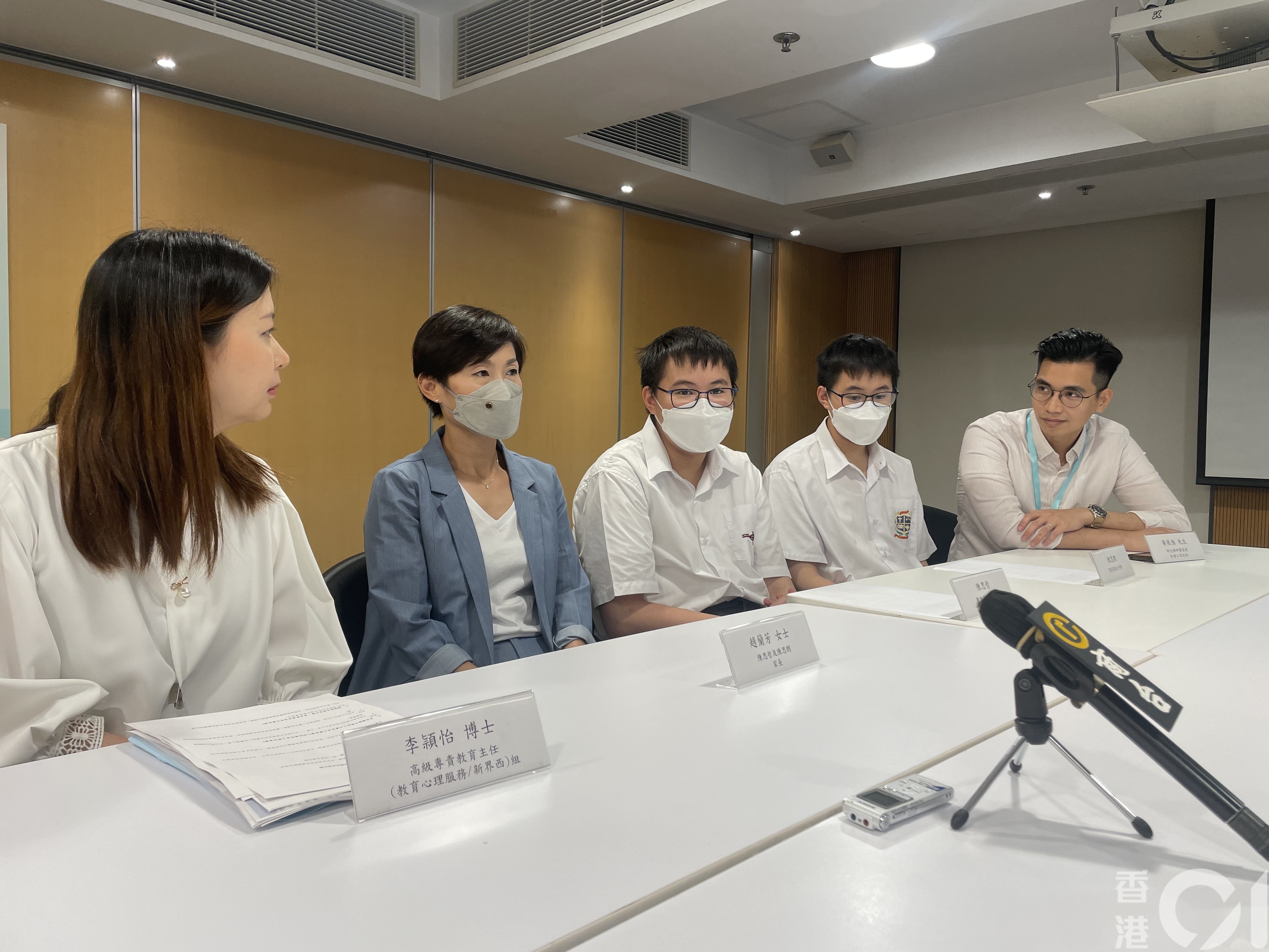 陳思哲及哥哥陳思朗分別就讀於觀塘瑪利諾書院（中二級）及聖若瑟英文中學（中二級），過去他們都參加「強項為本小組」中「我是規劃師」的課程，並完成作品「反思以鐵路為骨幹的發展政策」。（劉鑫梅攝）