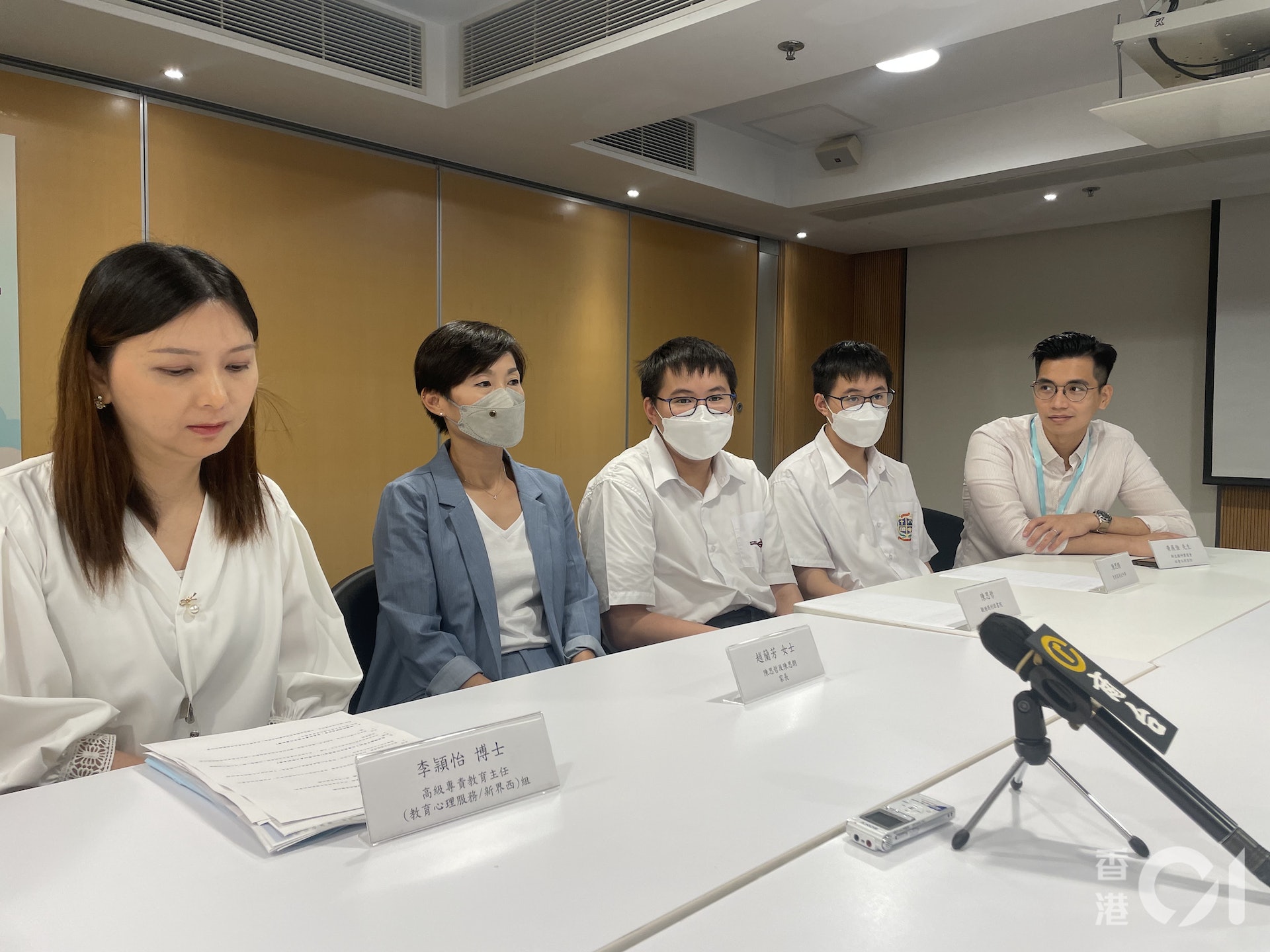 陳思哲及哥哥陳思朗分別就讀於觀塘瑪利諾書院(中二級)及聖若瑟英文中學(中二級),過去他們都參加「強項為本小組」中「我是規劃師」的課程,並完成作品「反思以鐵路為骨幹的發展政策」。(劉鑫梅攝) 陳思哲及哥哥陳思朗分別就讀於觀塘瑪利諾書院(中二級)及聖若瑟英文中學(中二級),過去他們都參加「強項為本小組」中「我是規劃師」的課程,並完成作品「反思以鐵路為骨幹的發展政策」。(劉鑫梅攝)