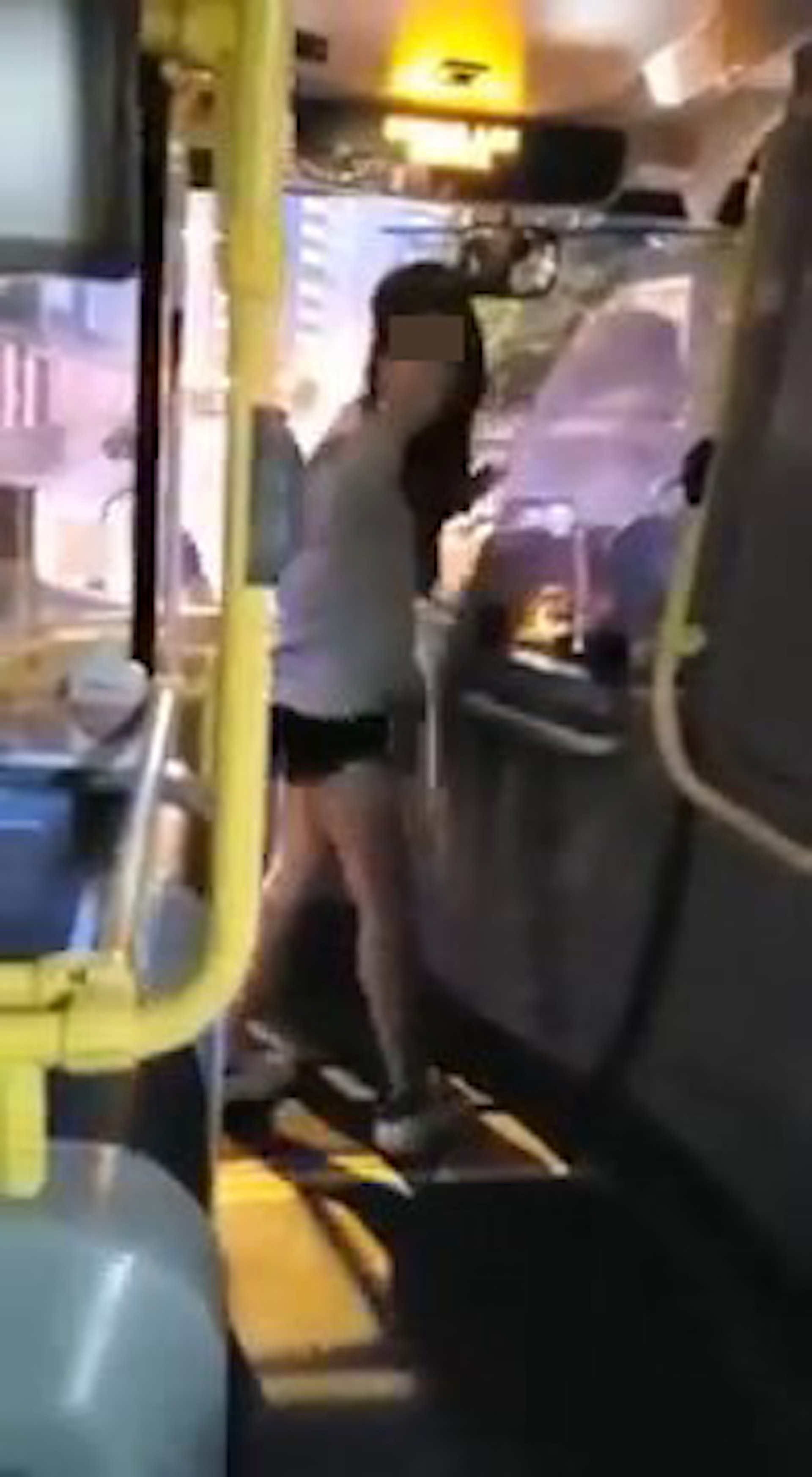網上近日瘋傳一段,有七人車停泊馬路近安全島導致巴士駛經時無法通過,九巴車長於是勸七人車司機讓路,車上2男女卻登上巴士大吵大鬧挑釁司機及乘客。(影片截圖) 網上近日瘋傳一段,有七人車停泊馬路近安全島導致巴士駛經時無法通過,九巴車長於是勸七人車司機讓路,車上2男女卻登上巴士大吵大鬧挑釁司機及乘客。(影片截圖)