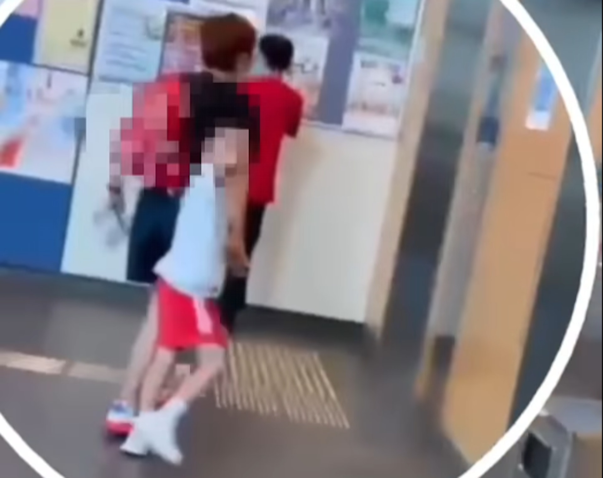 身穿幼稚園校服的男童在遊戲室內欺凌其他小朋友。(fb群組「我長於大角咀重生版」影片截圖) 身穿幼稚園校服的男童在遊戲室內欺凌其他小朋友。(fb群組「我長於大角咀重生版」影片截圖)