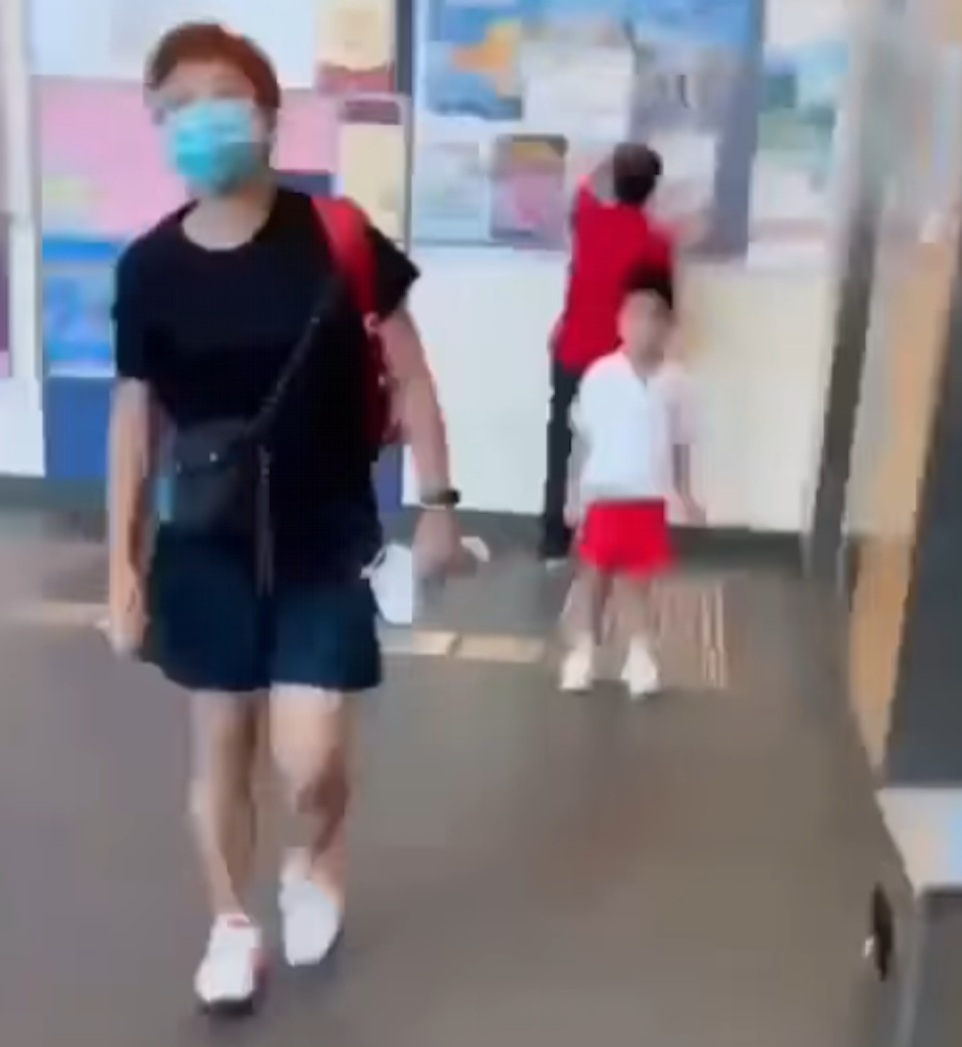 女事主舉機拍下爭執情況,豈料對方衝向她企圖搶手機。(fb群組「我長於大角咀重生版」 影片截圖) 女事主舉機拍下爭執情況,豈料對方衝向她企圖搶手機。(fb群組「我長於大角咀重生版」 影片截圖)
