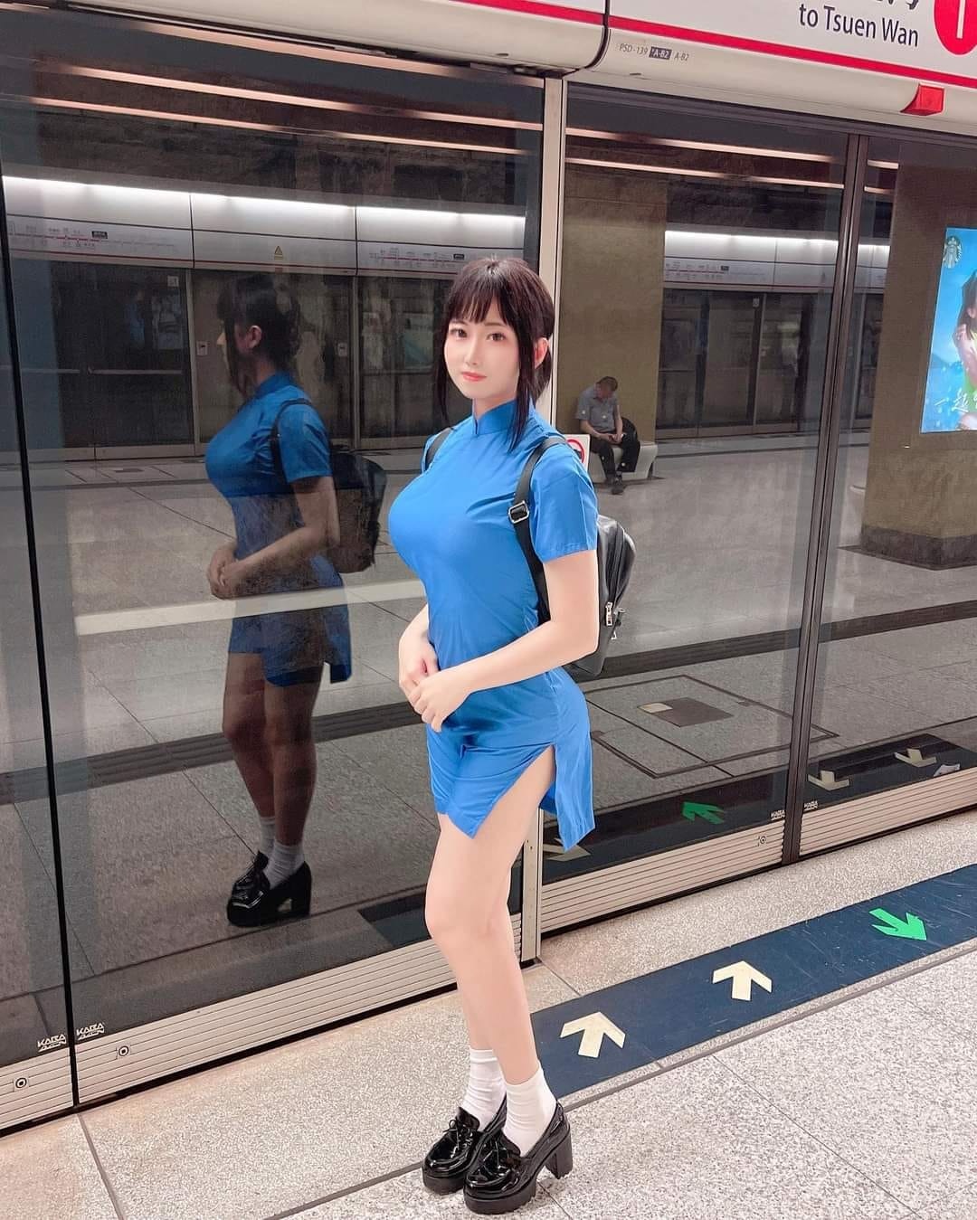 跟風小紅書！豐滿女穿香港校服港鐵打卡網民：P圖俾玻璃出賣咗…