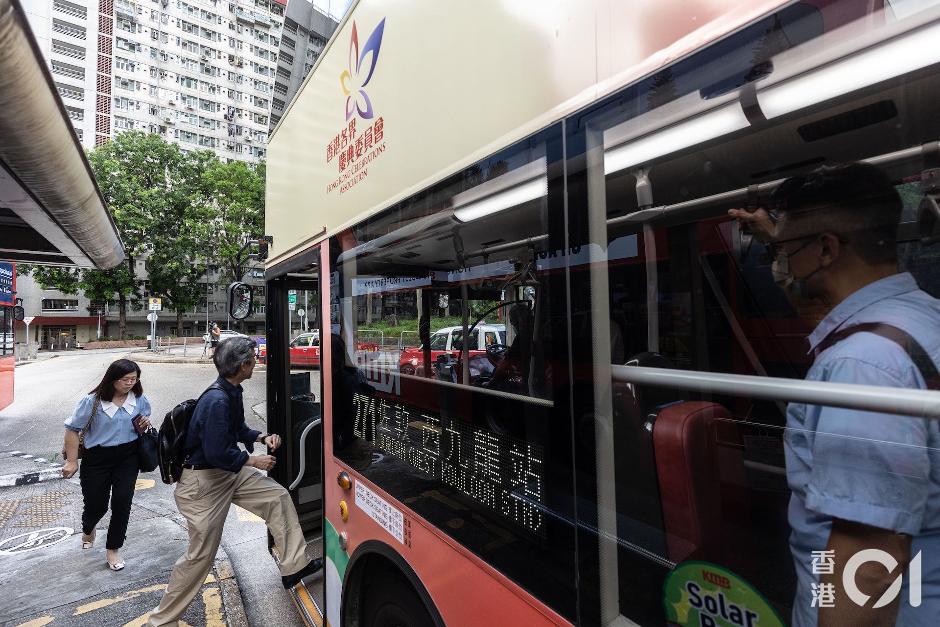 6月26日,巡查小組鎖定271線,在半小時內連續巡查三巴車的乘客等候上車。(梁鵬威攝) 6月26日,巡查小組鎖定271線,在半小時內連續巡查三巴車的乘客等候上車。(梁鵬威攝)