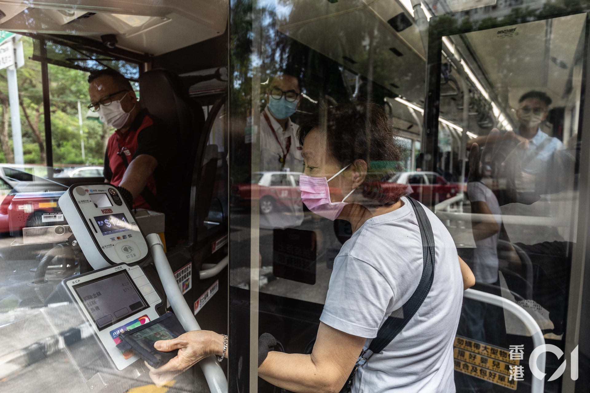 6月26日,巡查小組鎖定271線,在半小時內連續巡查三巴車的乘客等候上車。(梁鵬威攝) 6月26日,巡查小組鎖定271線,在半小時內連續巡查三巴車的乘客等候上車。(梁鵬威攝)