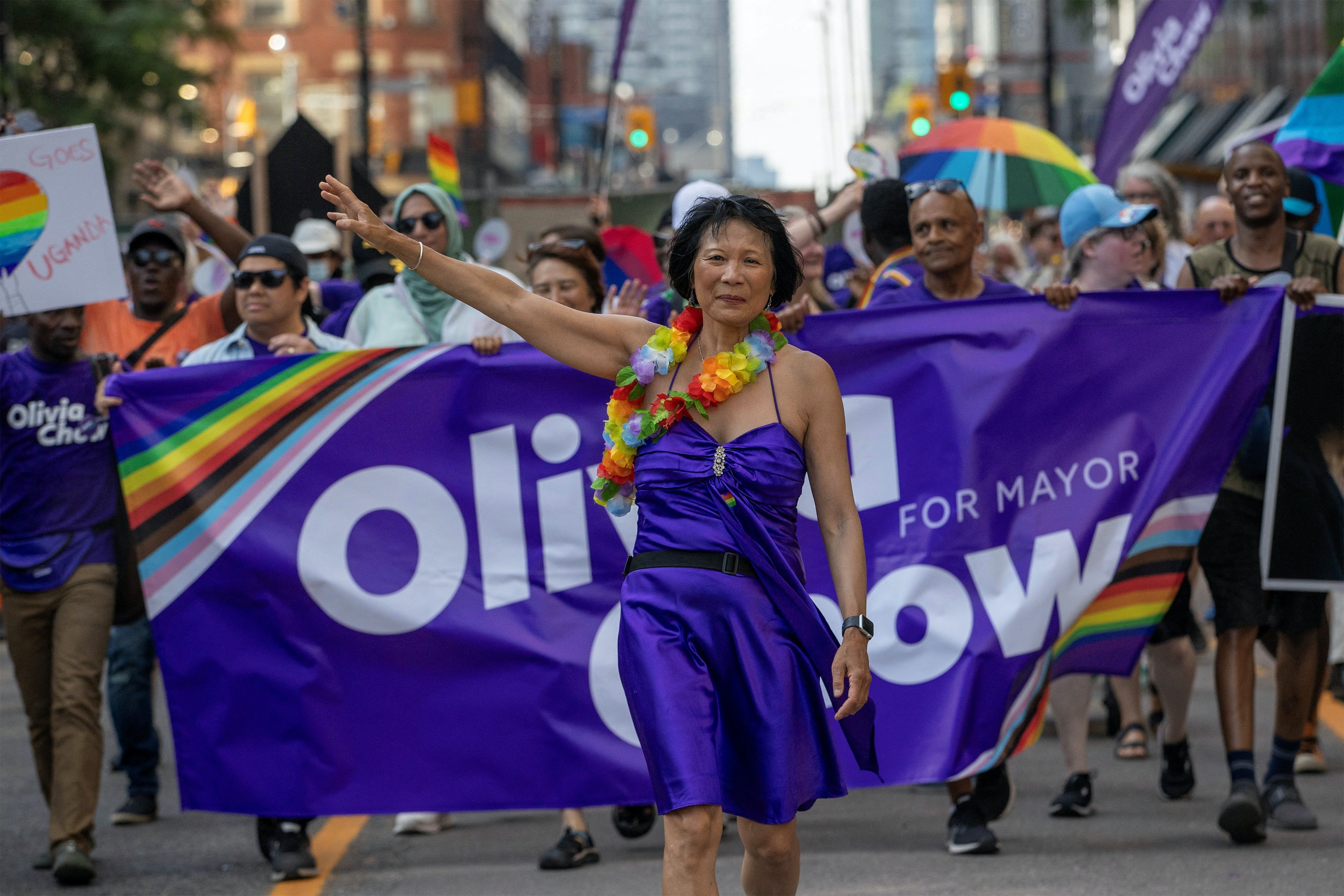 圖為鄒至蕙（Olivia Chow）2023年6月25日參加LGBTQ遊行。她隨後當選為多倫多首名華裔女市長。（Reuters）