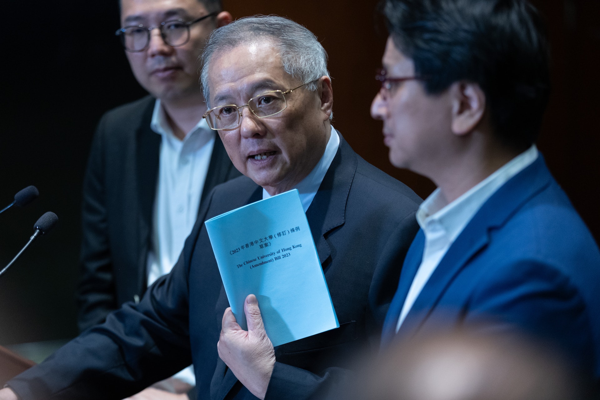 張宇人、劉國勳、鄧家彪三名中大校董兼立法會議員,提出《2023 年香港中文大學(修訂)條例草案》。(廖雁雄攝) 張宇人、劉國勳、鄧家彪三名中大校董兼立法會議員,提出《2023 年香港中文大學(修訂)條例草案》。(廖雁雄攝)