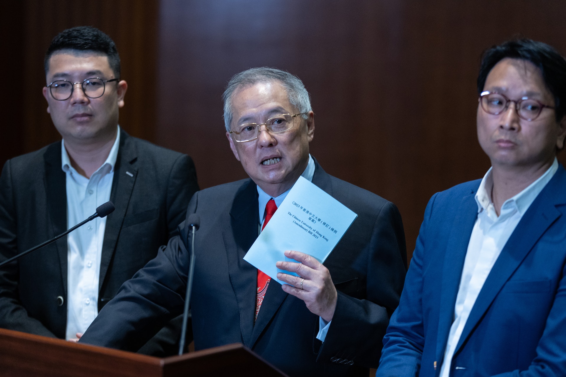 張宇人、劉國勳、鄧家彪三名中大校董兼立法會議員,提出《2023 年香港中文大學(修訂)條例草案》。(廖雁雄攝) 張宇人、劉國勳、鄧家彪三名中大校董兼立法會議員,提出《2023 年香港中文大學(修訂)條例草案》。(廖雁雄攝)