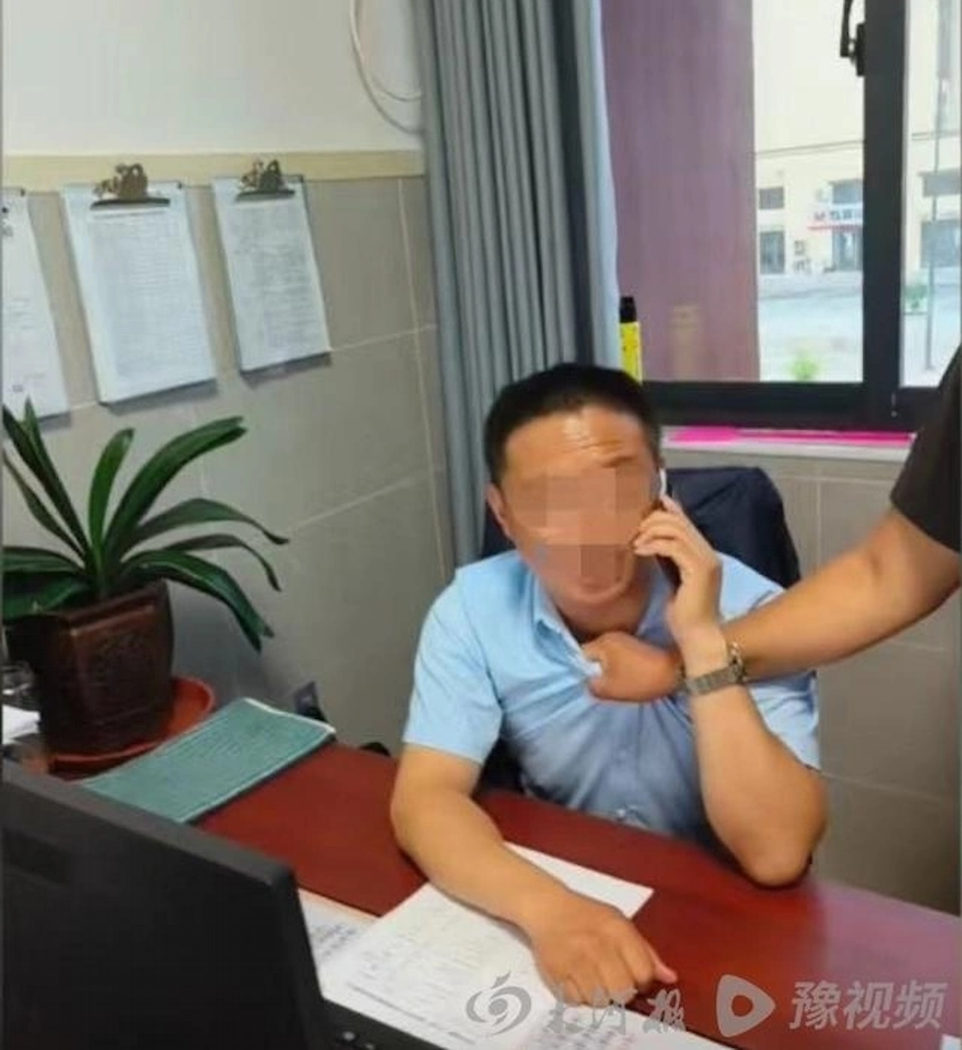 家長揪住校長衣領討要說法。 家長揪住校長衣領討要說法。