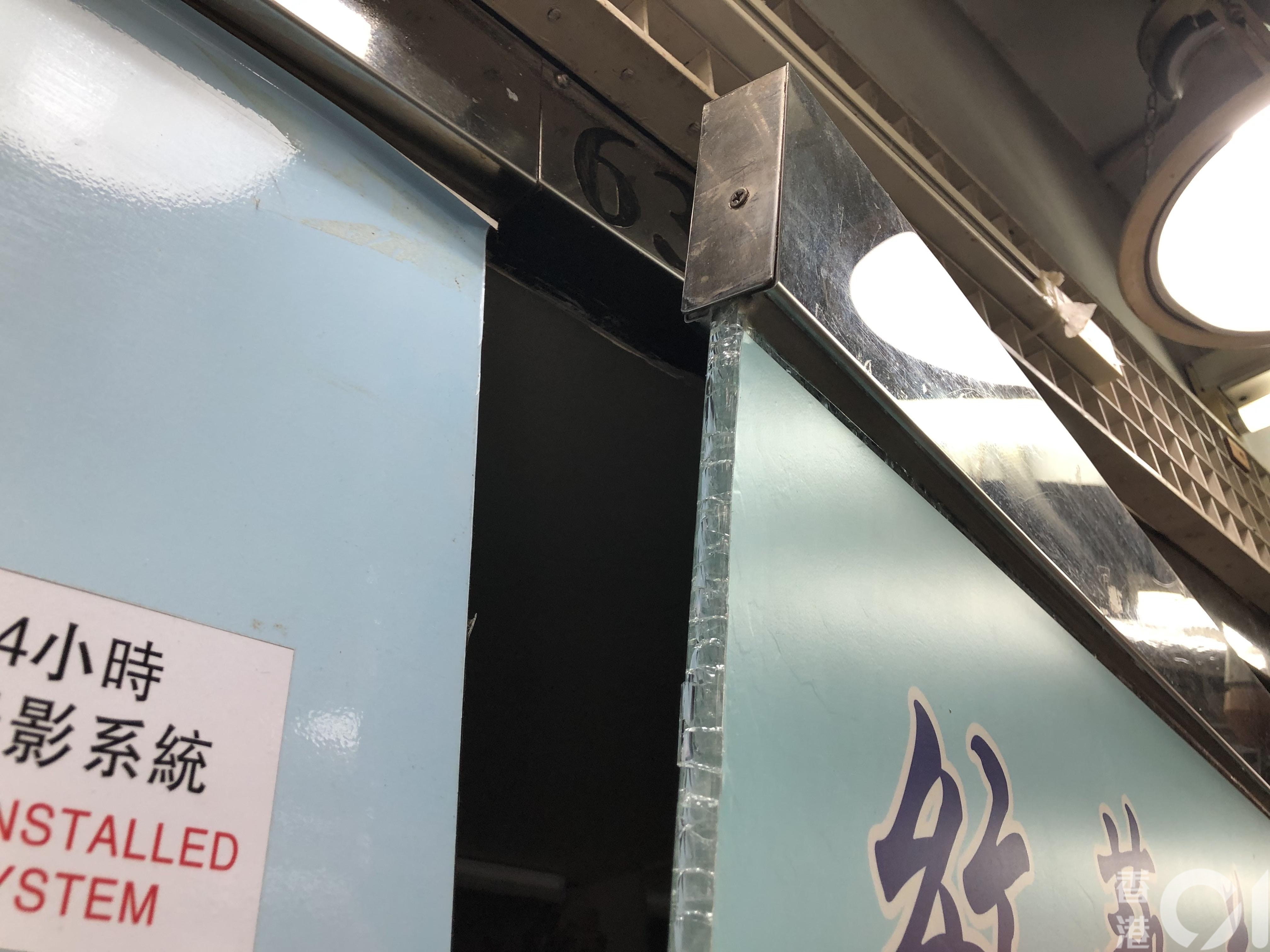 美容院的玻璃門被砸碎。（黃詠芝攝）