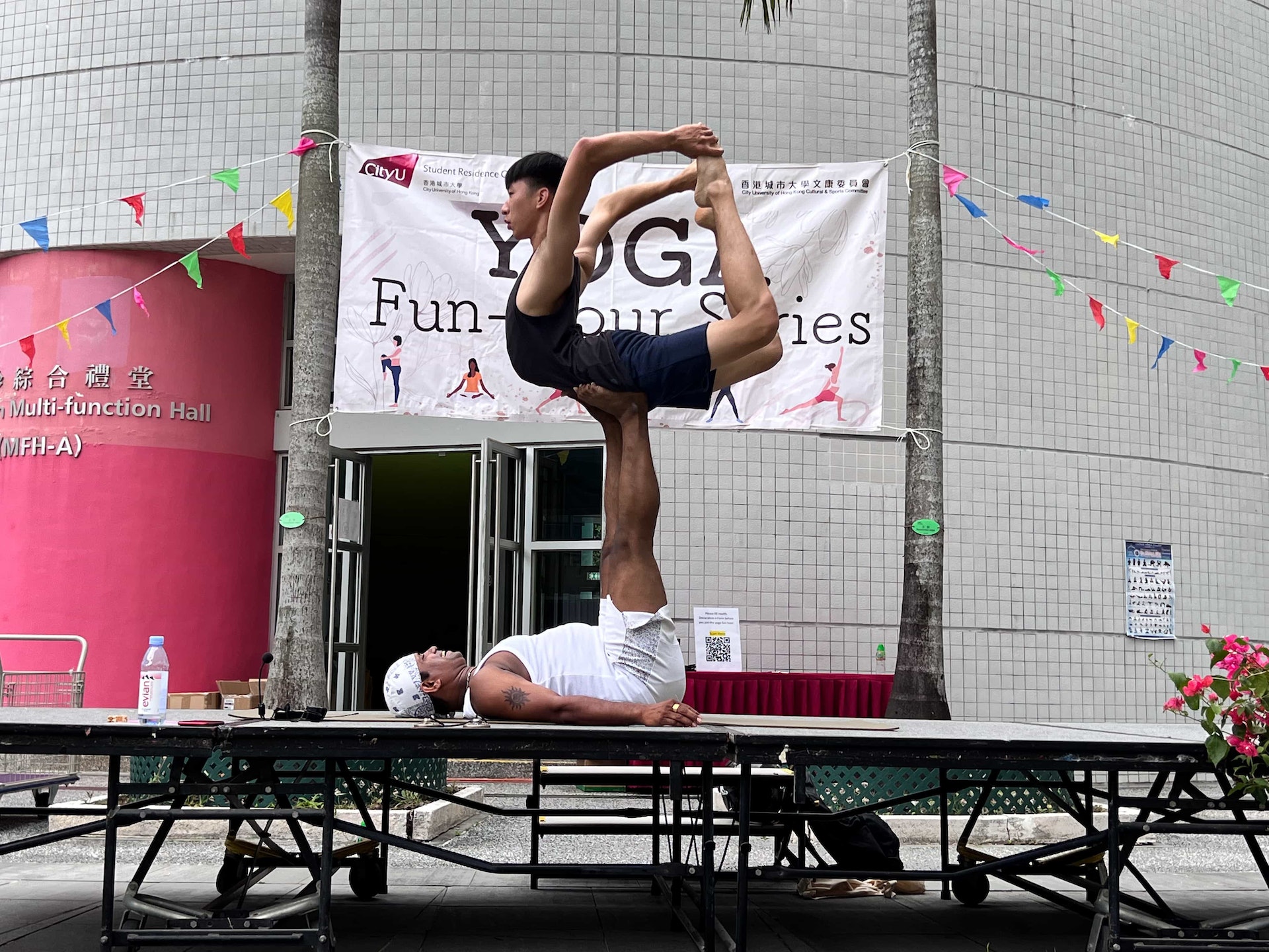 今年Gary(圖上)與Yogaraj CP(圖下)合作,在學宿瑜伽系列中表演高級瑜伽動作。以上動作經專人指導及長期訓練,切勿模仿。 今年Gary(圖上)與Yogaraj CP(圖下)合作,在學宿瑜伽系列中表演高級瑜伽動作。以上動作經專人指導及長期訓練,切勿模仿。