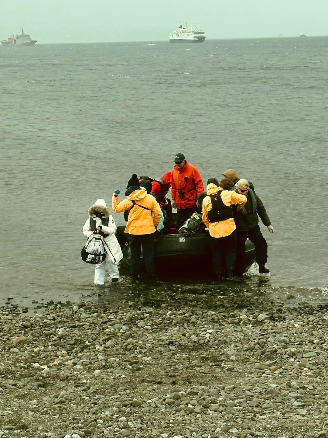 水路方式從南美前往南極，因為海峽靠近南極，一直會受到極地旋風影響，旅程中伴有狂風巨浪，不少挑選水路的乘客都會嘔吐收場！（IG@elliehamby）