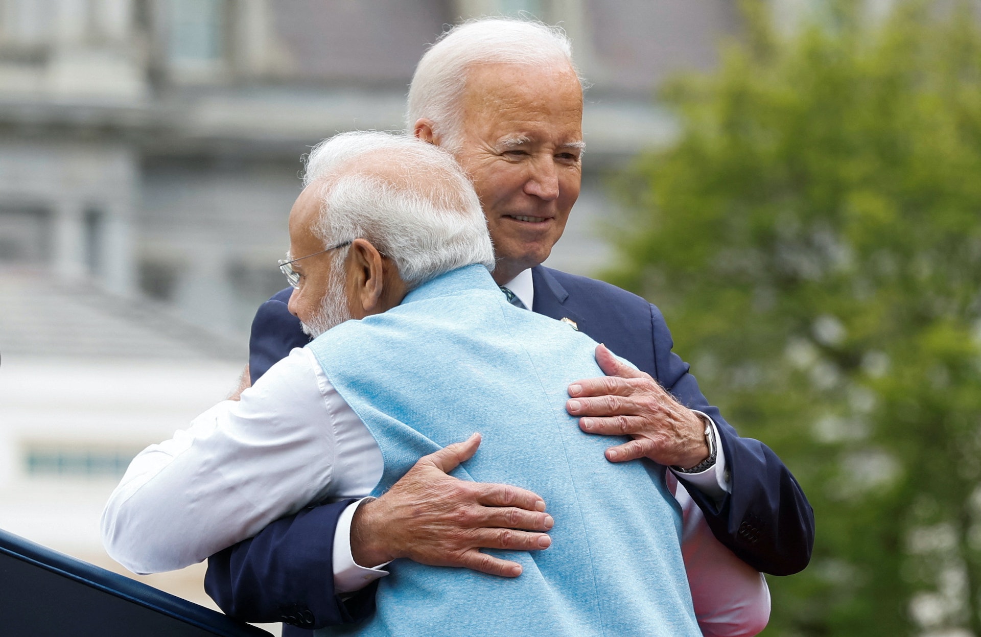 印度總理莫迪訪問白宮,美國總統拜登在正式抵達儀式上,在台上擁抱莫迪。(Reuters) 印度總理莫迪訪問白宮,美國總統拜登在正式抵達儀式上,在台上擁抱莫迪。(Reuters)