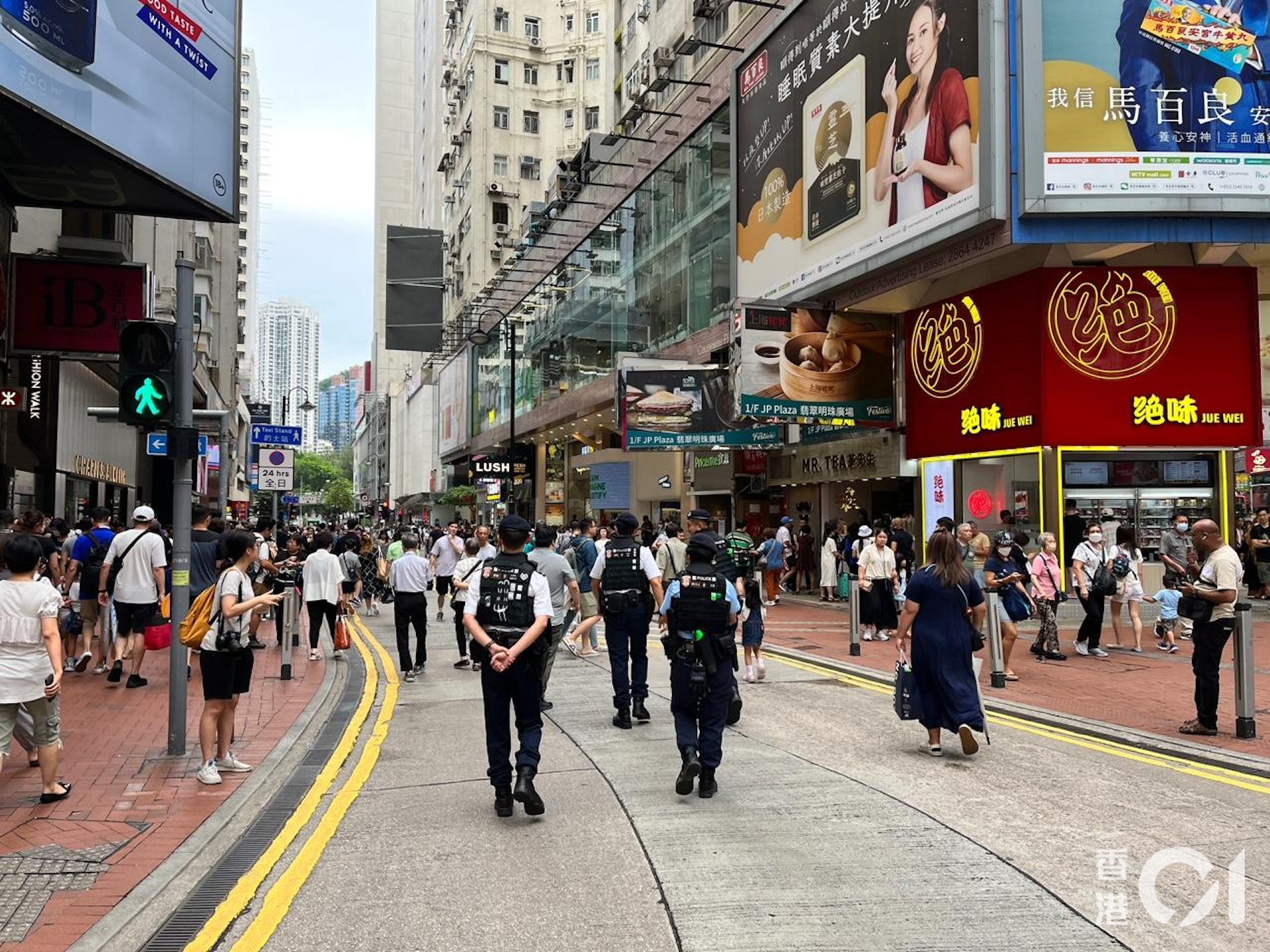 記者今日下午在銅鑼灣一帶視察,現場所見,兩三隊軍裝及有數名帶透明藍芽耳機的便衣小隊在記利佐治街一帶巡邏。(梁祖饒攝) 記者今日下午在銅鑼灣一帶視察,現場所見,兩三隊軍裝及有數名帶透明藍芽耳機的便衣小隊在記利佐治街一帶巡邏。(梁祖饒攝)