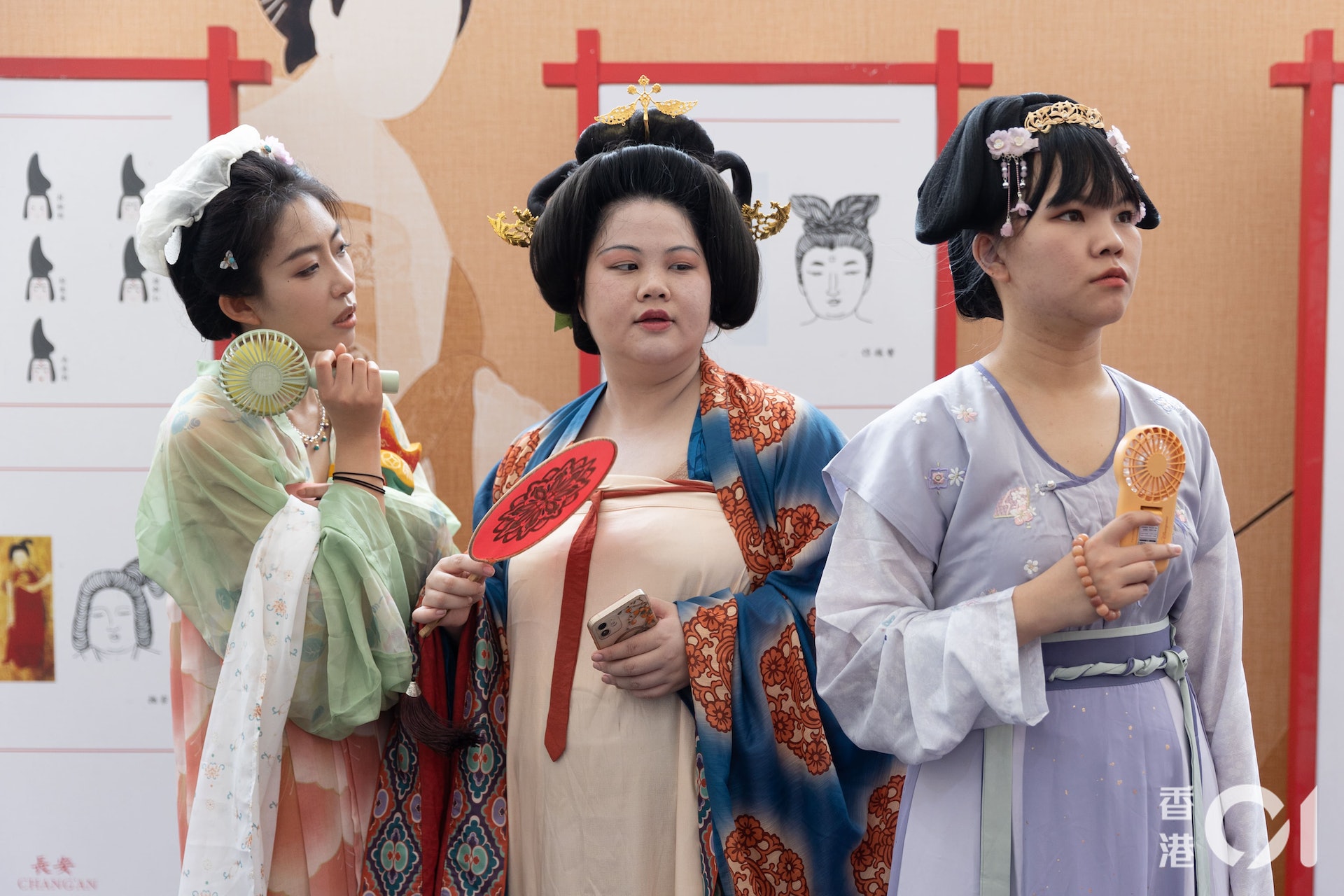 在陝西西安展區的華服體驗展區,提供免費的唐服試穿和化妝服務,受不少女士青睞。(梁鵬威攝) 在陝西西安展區的華服體驗展區,提供免費的唐服試穿和化妝服務,受不少女士青睞。(梁鵬威攝)