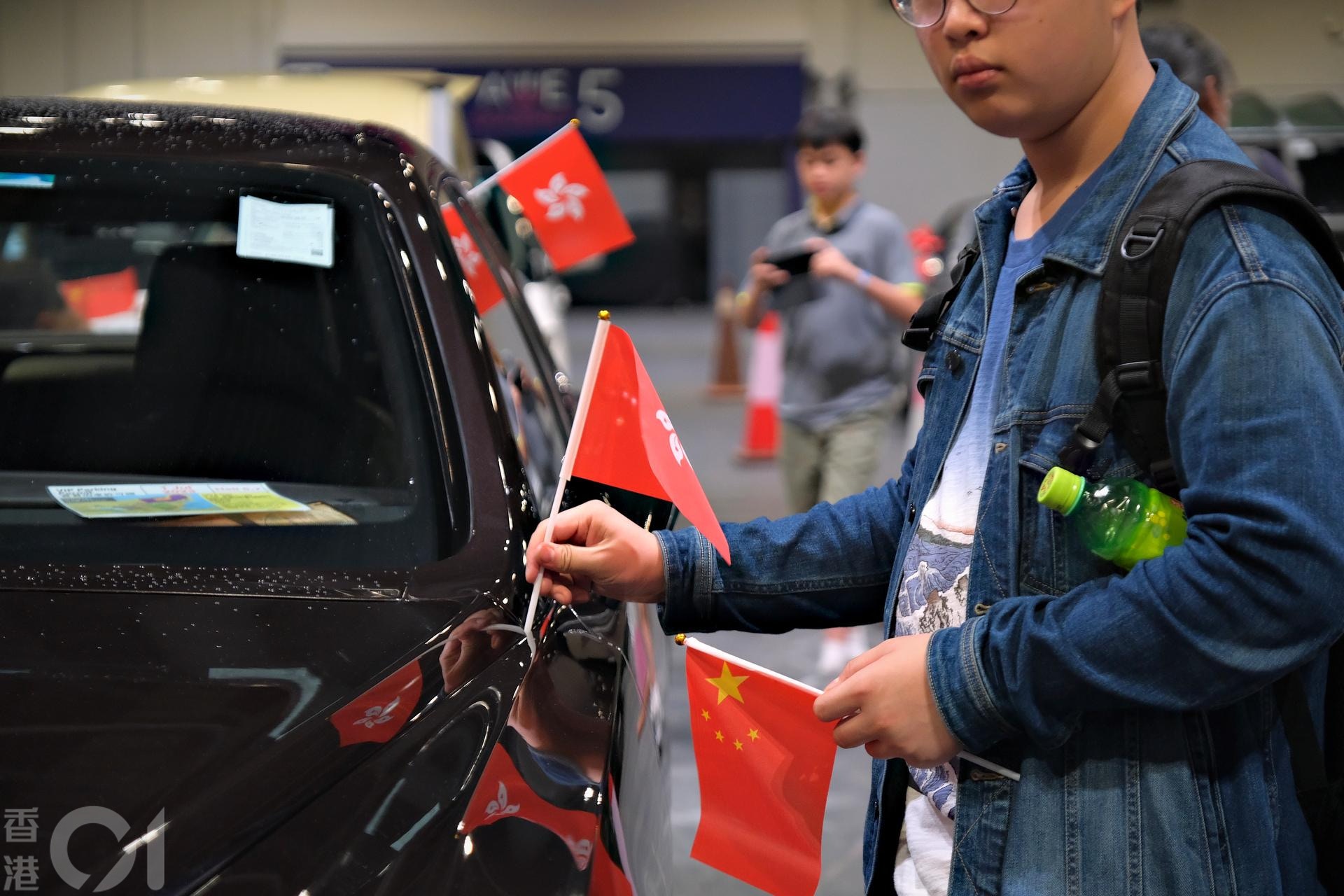 7月1日，「港車北上啟動禮」，參加者在車上插國旗區旗。（歐嘉樂攝）