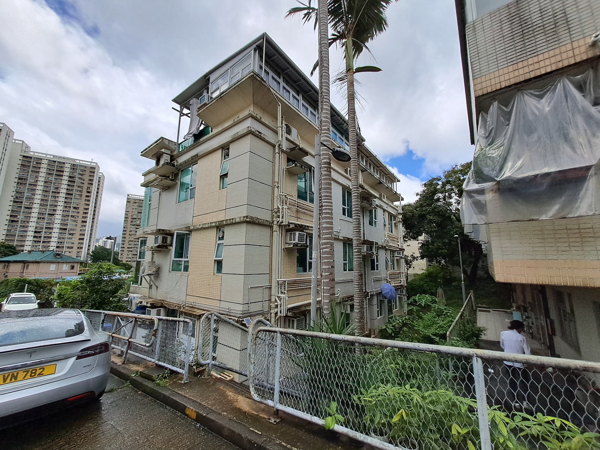 小狗被困村屋2樓外牆冷氣機簷篷。 小狗被困村屋2樓外牆冷氣機簷篷。