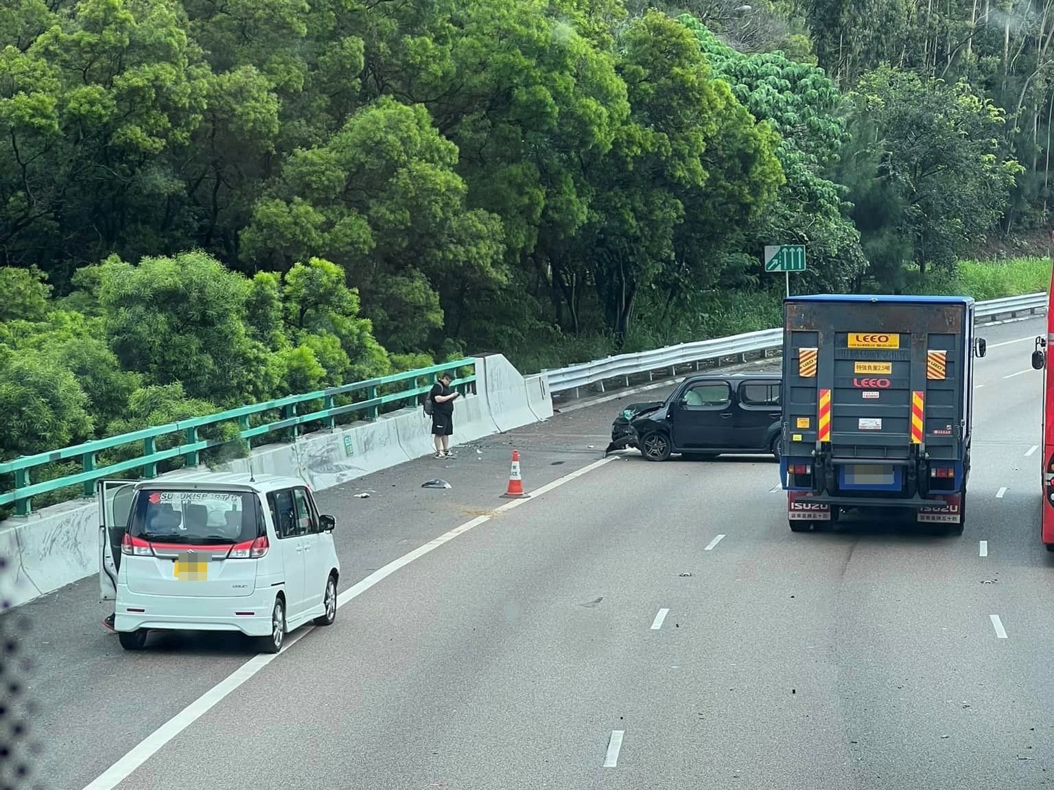 一輛黑色私家車駛經時撞壆冒煙，司機自行報案。（Kwok Yin Lai／屯門公路塞車關注組）