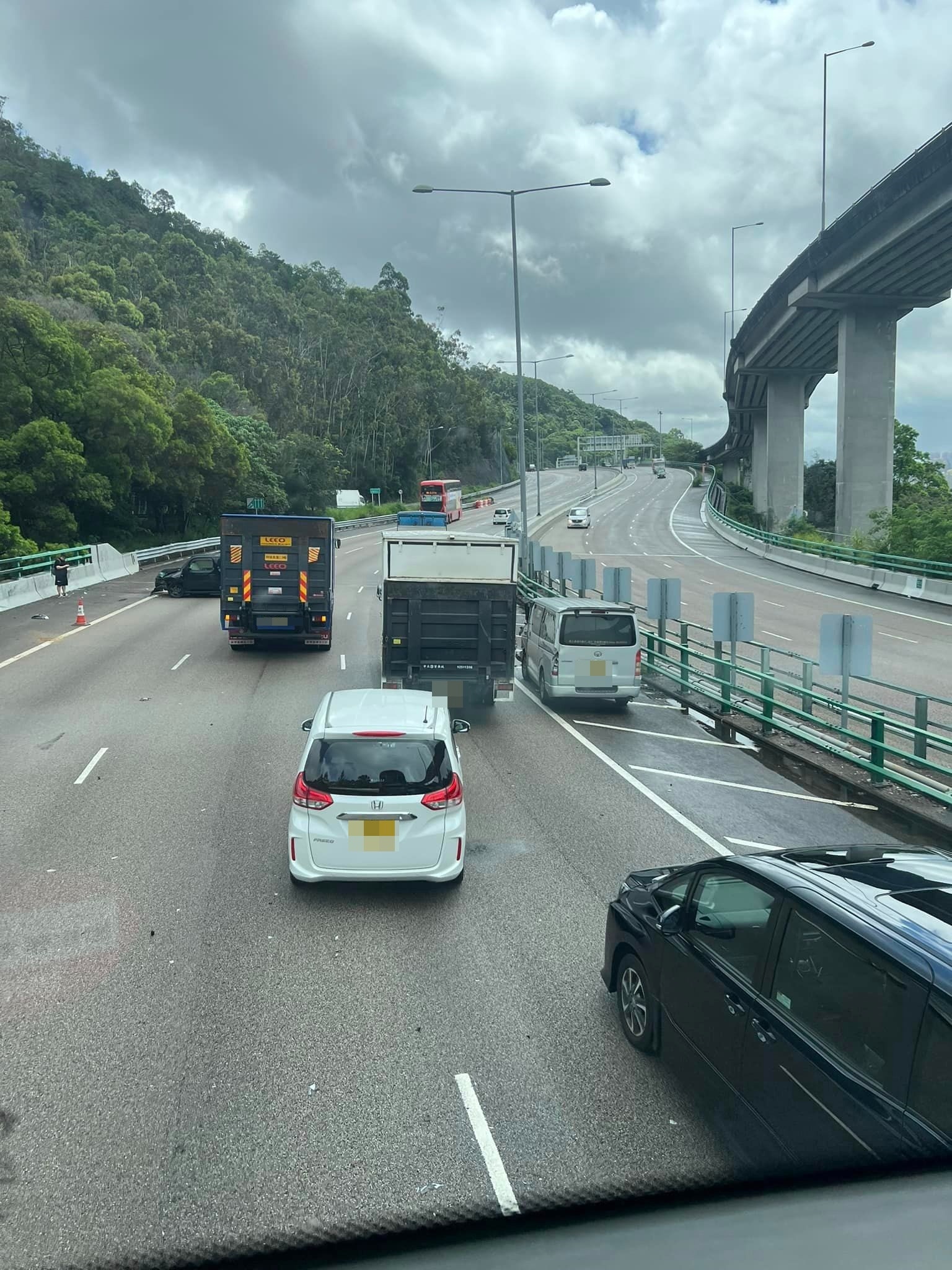 一輛黑色私家車駛經時撞壆冒煙，司機自行報案。（Kwok Yin Lai／屯門公路塞車關注組）