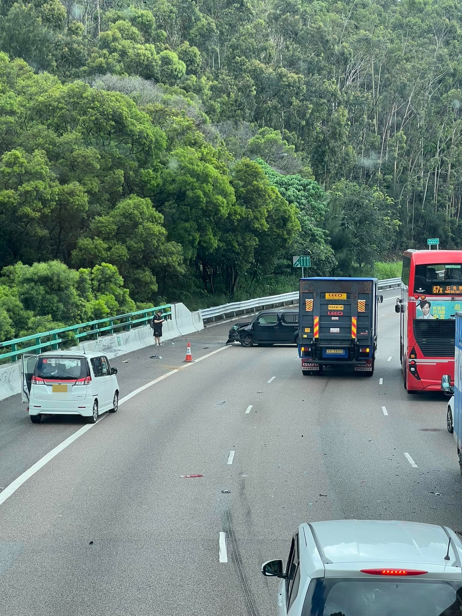 一輛黑色私家車駛經時撞壆冒煙，司機自行報案。（Kwok Yin Lai／屯門公路塞車關注組）