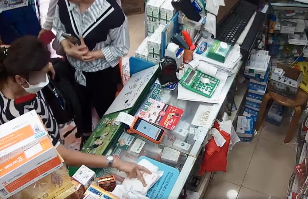 荃灣1間藥房近日公開店內閉路電視片段，指1名大媽於周日（2日）上午到店購買敏感藥，其間趁店員行開取貨時，竟將櫃面貨品放進其隨身背囊內。（fb「荃灣人」影片截圖）