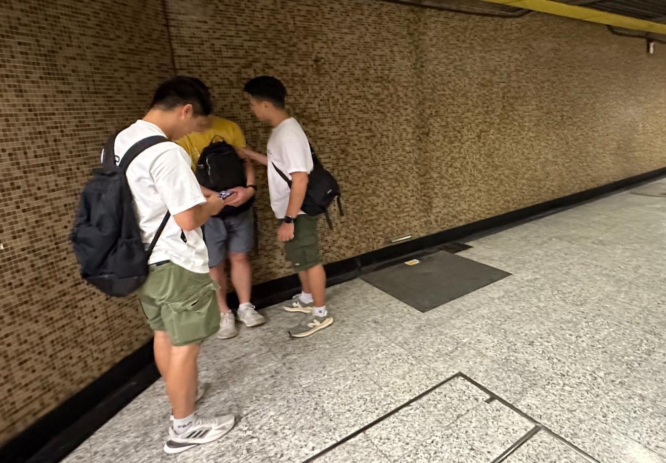 裙底 