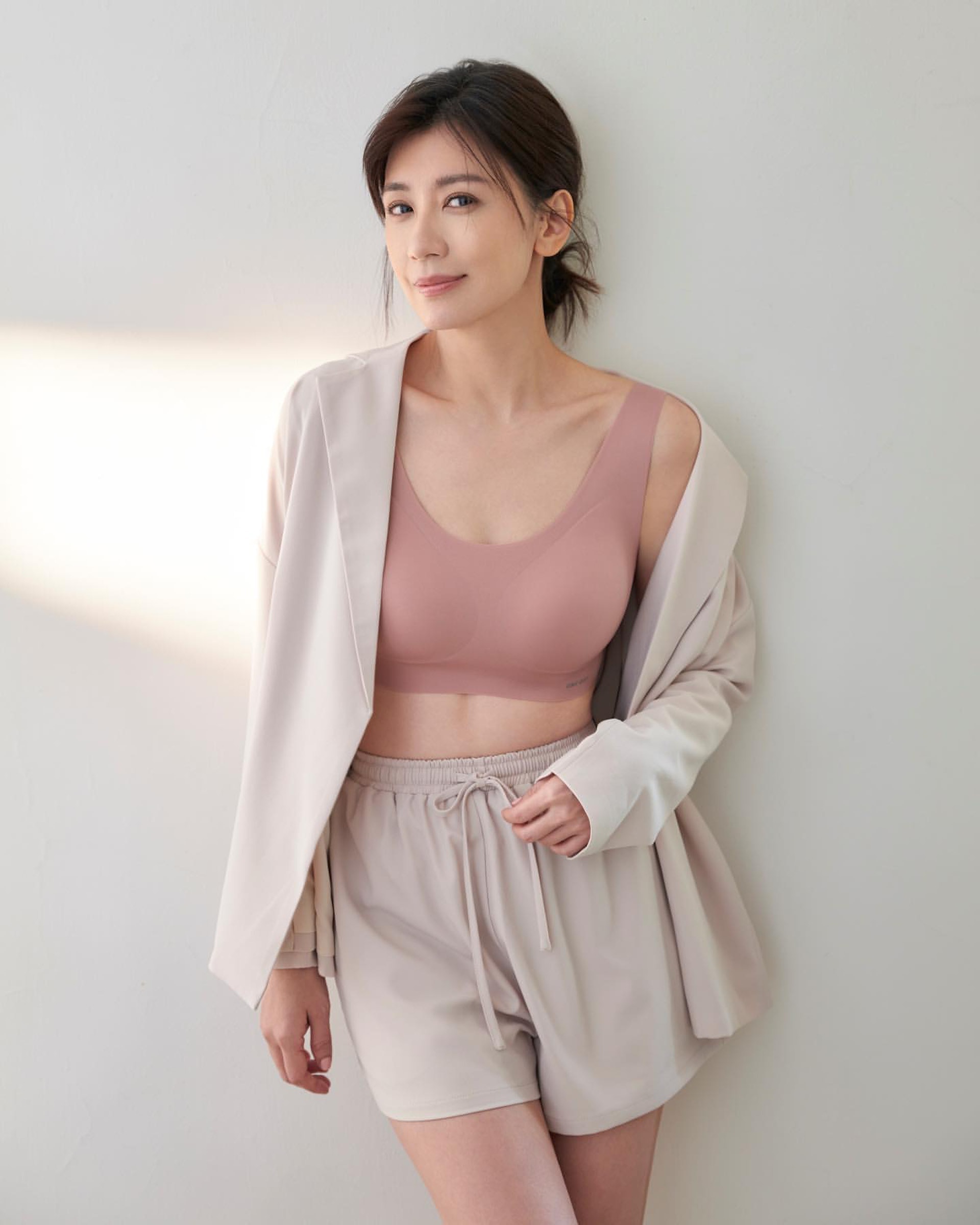 賈靜雯Po相被讚唔識老。(微博圖片) 賈靜雯Po相被讚唔識老。(微博圖片)