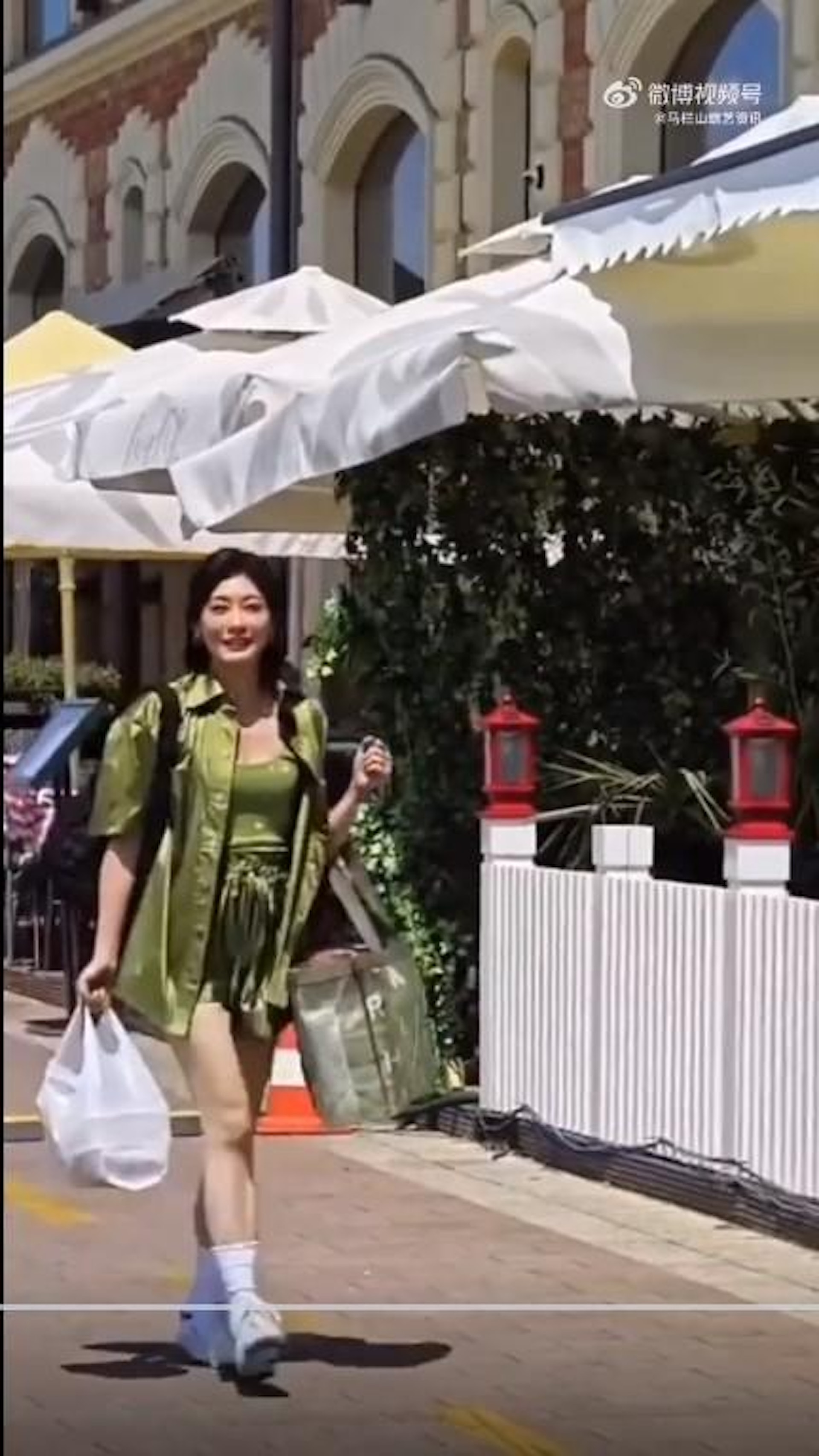 賈靜雯被指有大媽feel。(微博圖片) 賈靜雯被指有大媽feel。(微博圖片)