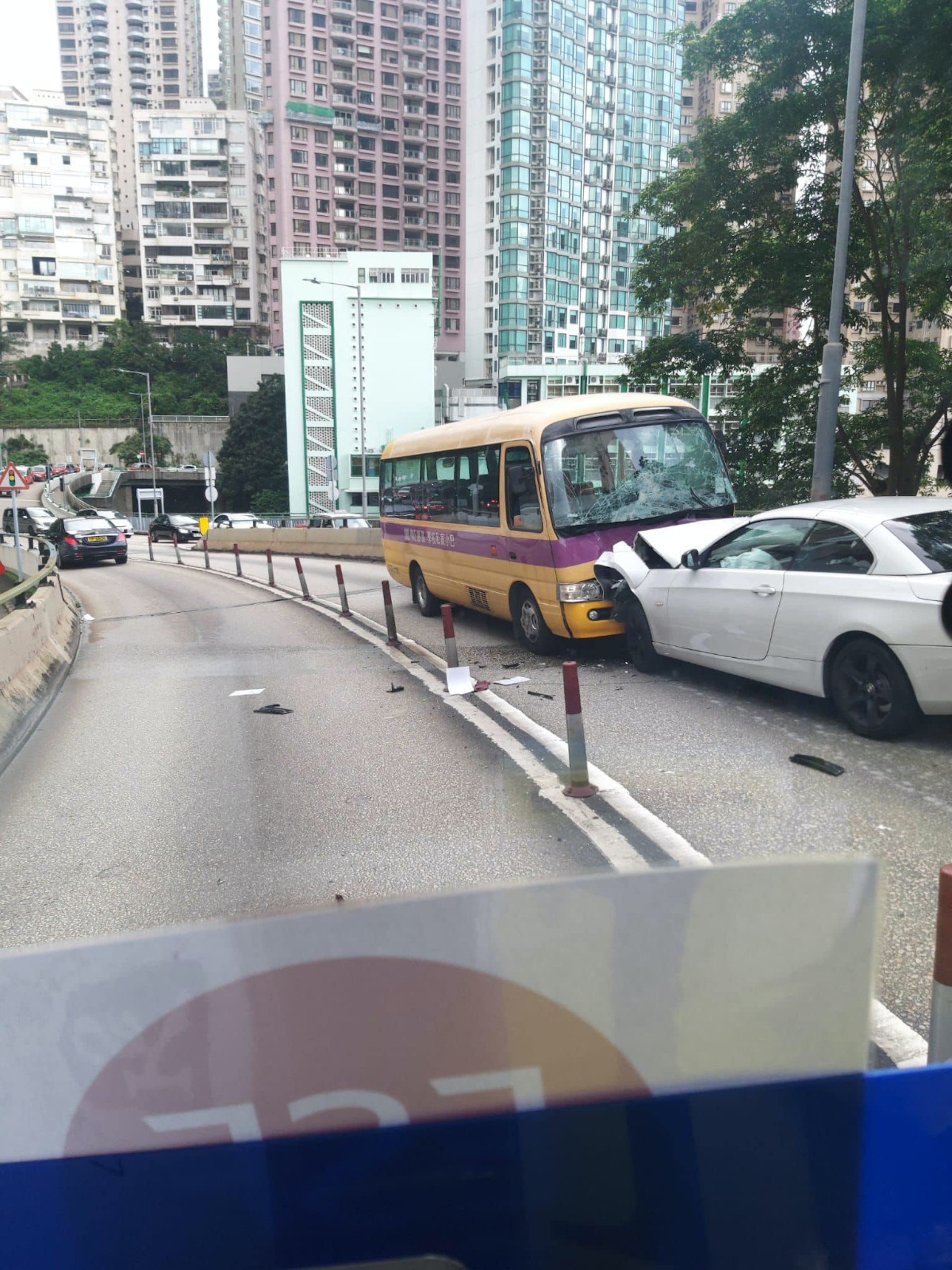 西半山羅便臣道三車相撞意外寶馬越線迎面撞兩校巴 西半山羅便臣道三車相撞意外寶馬越線迎面撞兩校巴