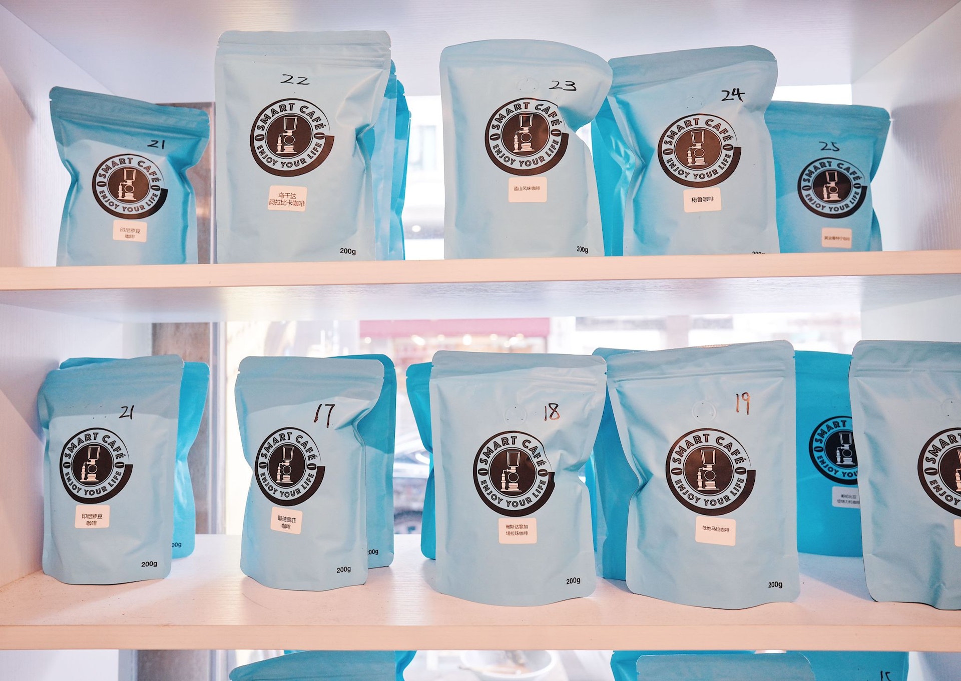 這裡主打精品虹吸咖啡，供應38款來自世界各地的稀少咖啡豆。