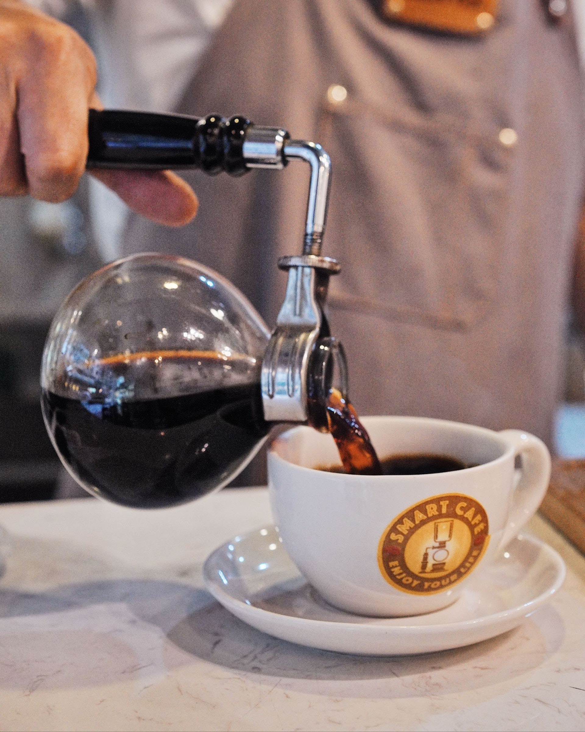 Smart Cafe主要用虹吸式方法去沖泡咖啡，即是以高溫沸騰時產生的壓力，充分萃取出咖啡的原始風味。