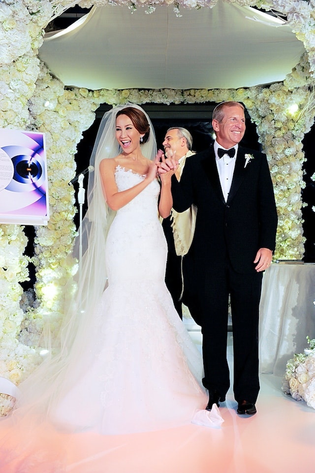李玟2011年和加拿大籍富商老公Bruce（樂裕民）於結婚。（片段截圖）
