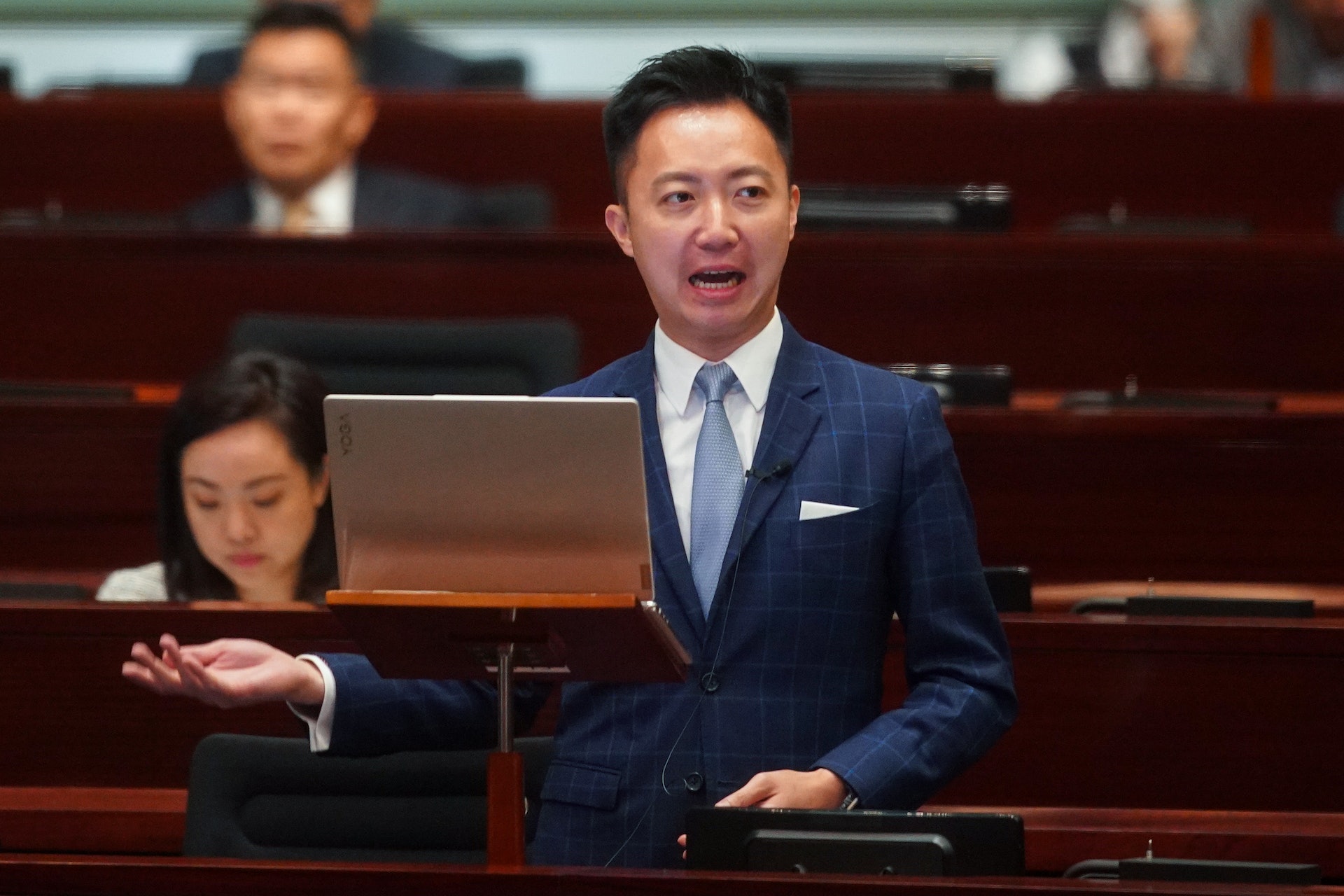 新民黨旅遊推廣事務發言人、立法會議員李梓敬質疑機管局未有做好鐵路或巴士停駛的後備交通方案,斥事件嚴重損害香港形象。(資料圖片/林靄怡攝) 新民黨旅遊推廣事務發言人、立法會議員李梓敬質疑機管局未有做好鐵路或巴士停駛的後備交通方案,斥事件嚴重損害香港形象。(資料圖片/林靄怡攝)