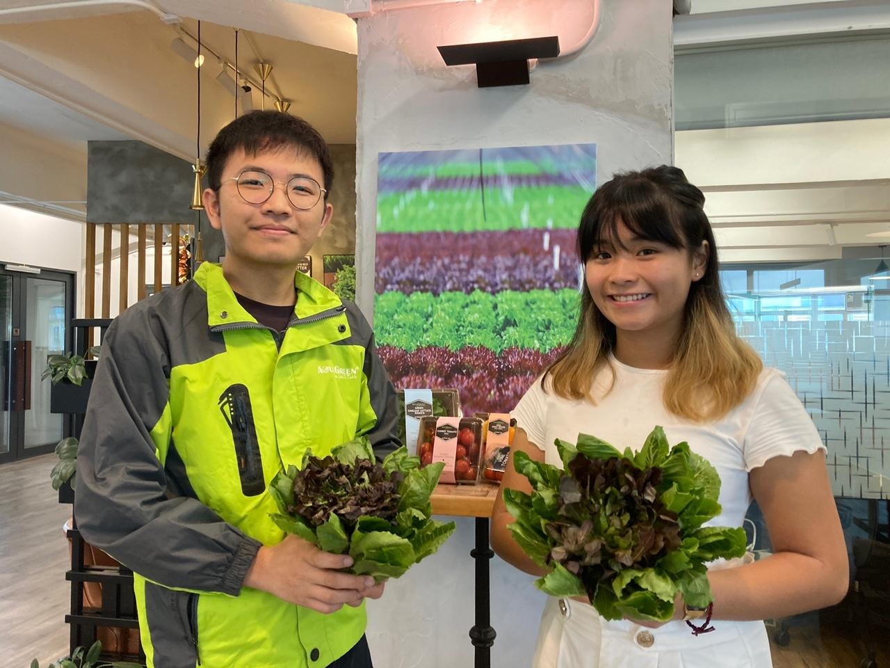 黃潤添（左）與馬靖楠（右）大學時期認識到農業科學不單是做農夫。（郭曉晴攝）